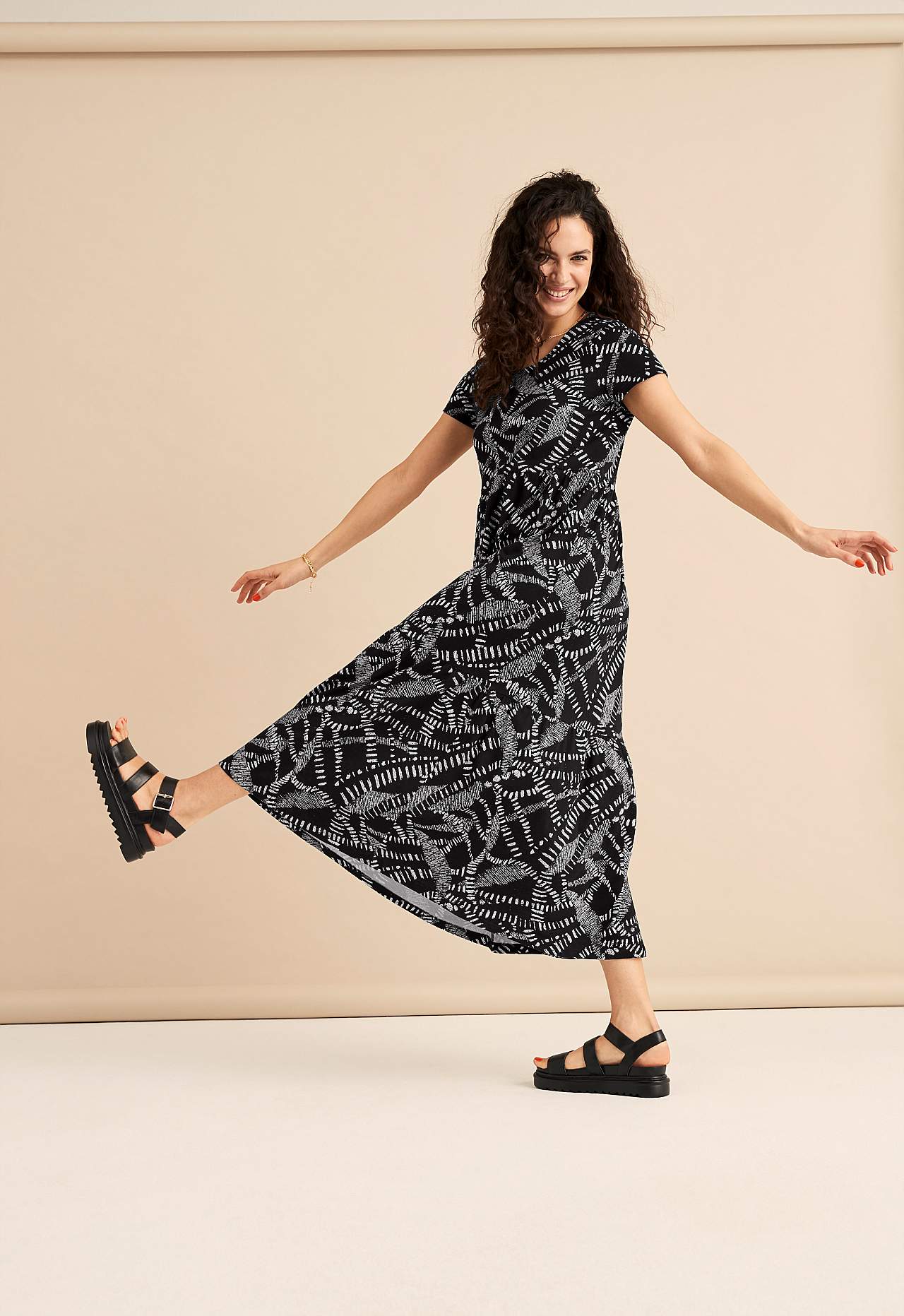 Gemustertes Jerseykleid mit Rüschenrock