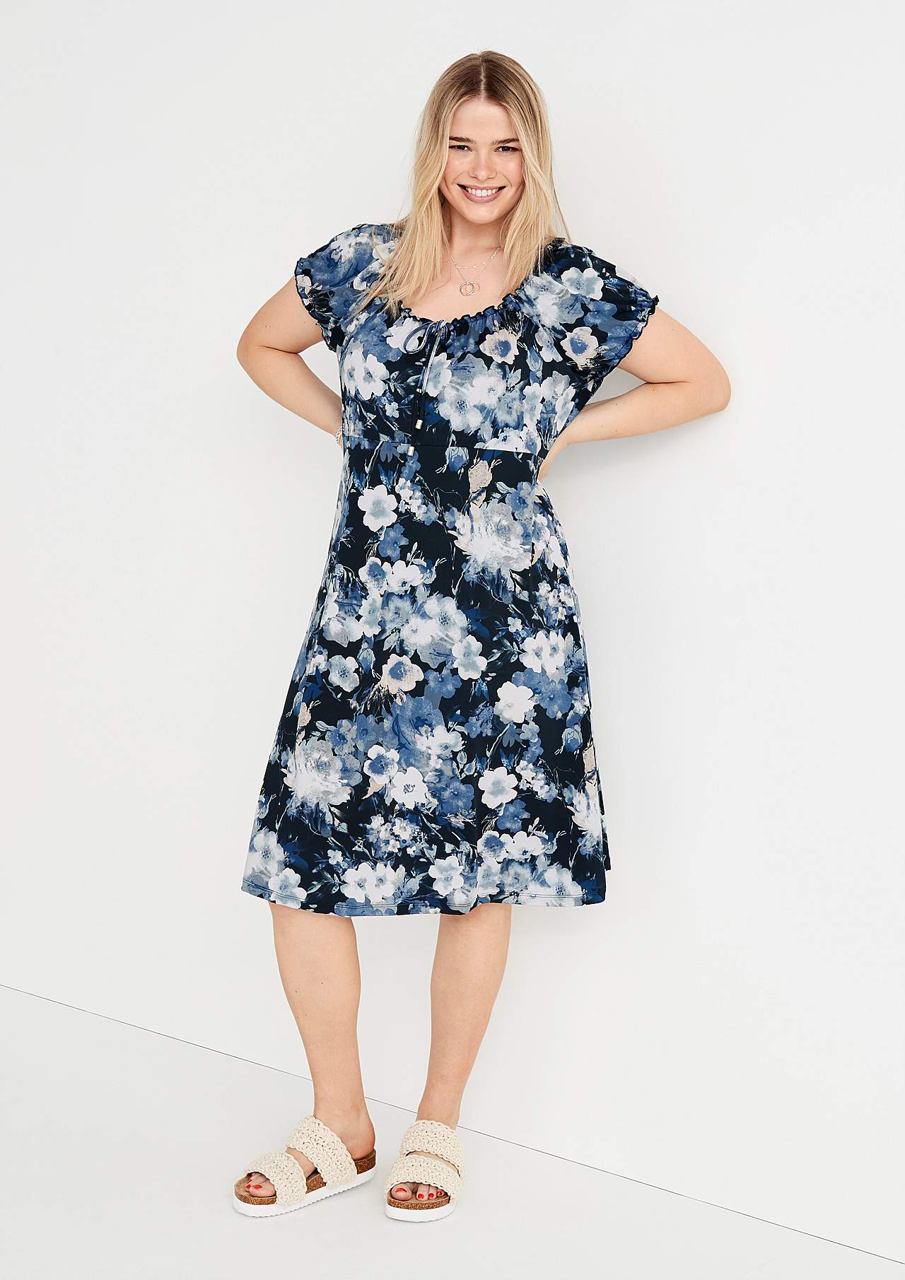 Gemustertes schulterfreies Kleid