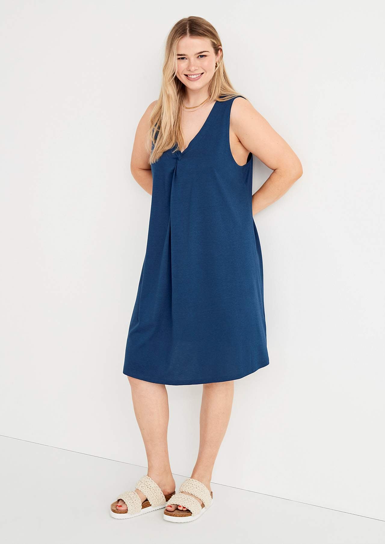 Ärmelloses Jerseykleid mit einem V-Ausschnitt