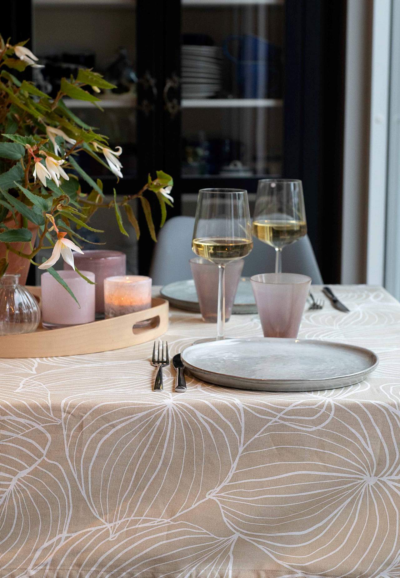 Schlichte Tischdecke mit einem Blattmuster