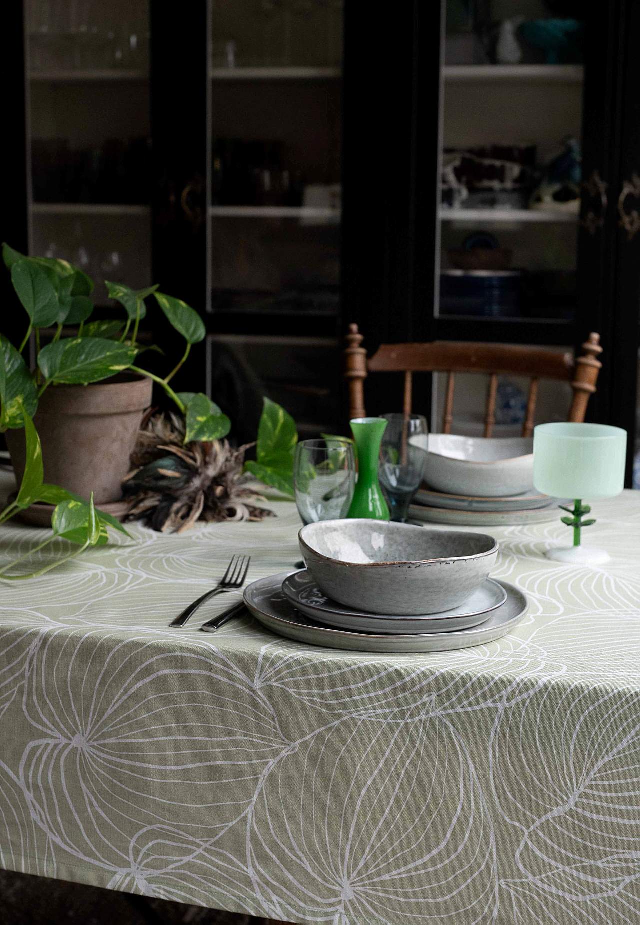 Schlichte Tischdecke mit einem Blattmuster