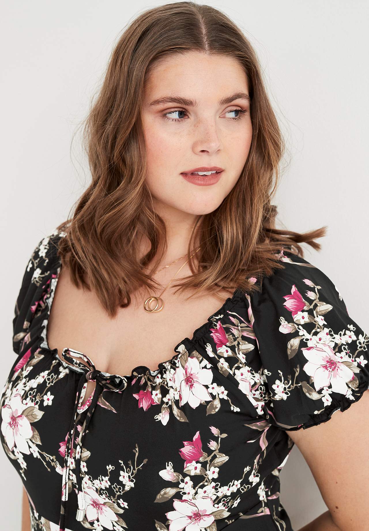 Gemustertes schulterfreies Kleid