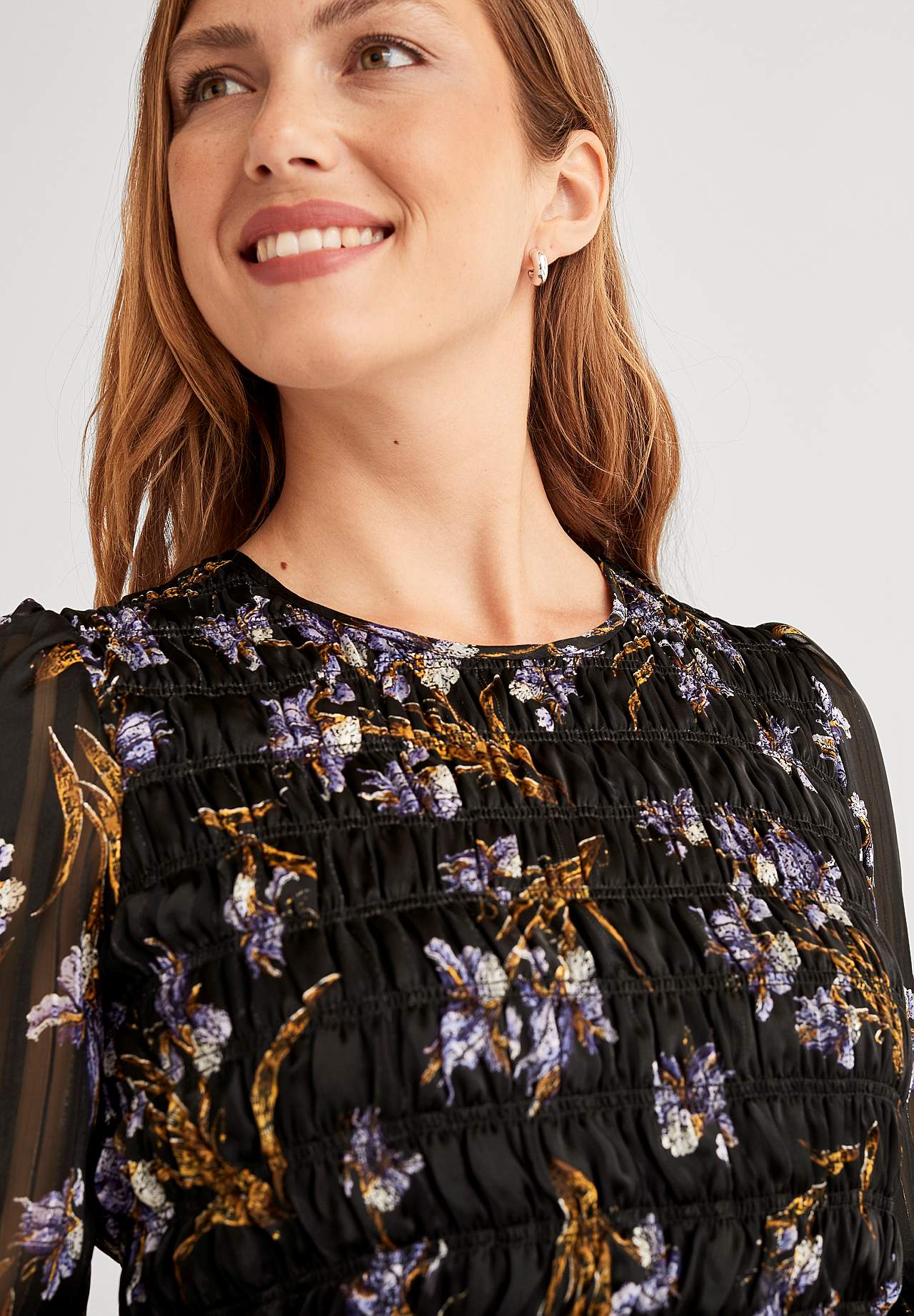 Kleid mit Smokarbeit