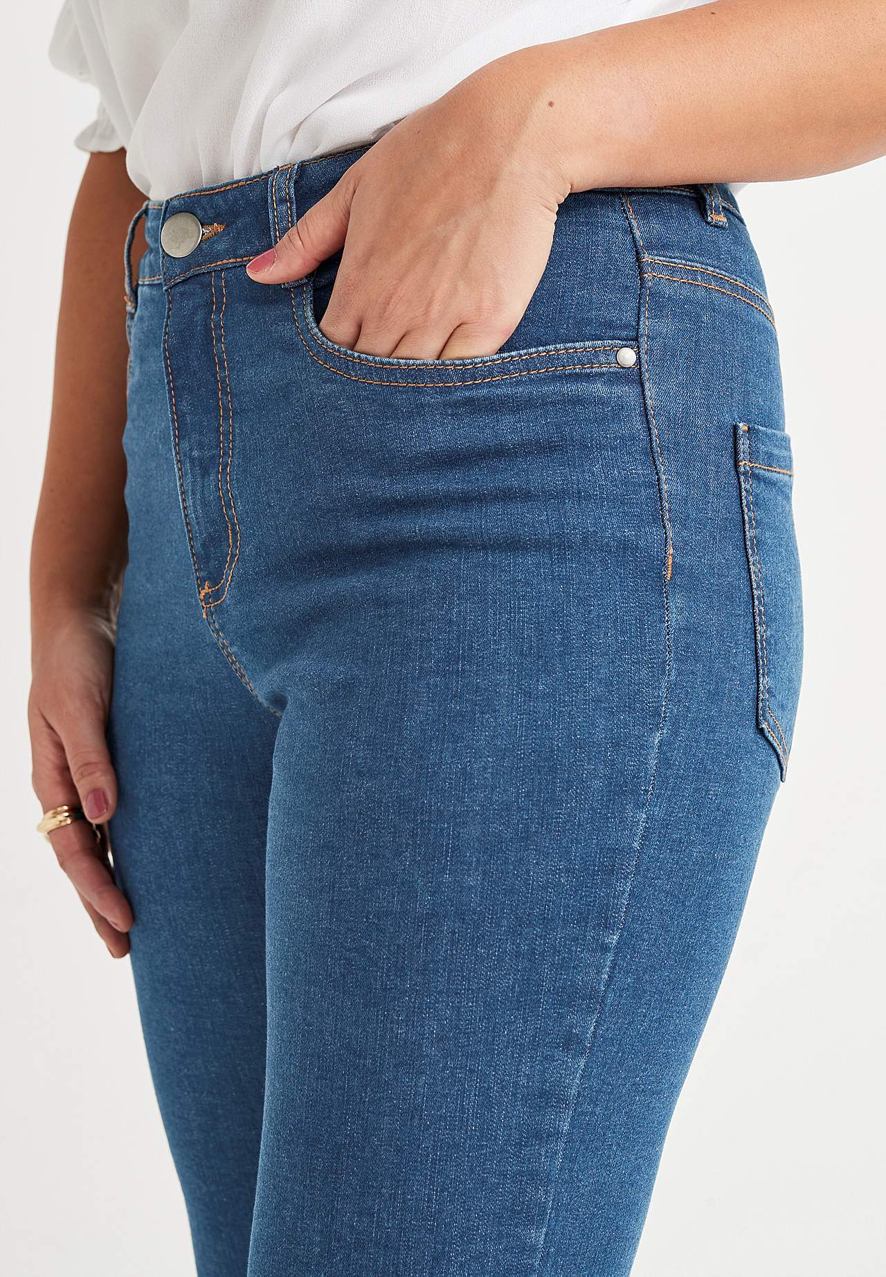 Sanft ausgestellte Jeans Nikita