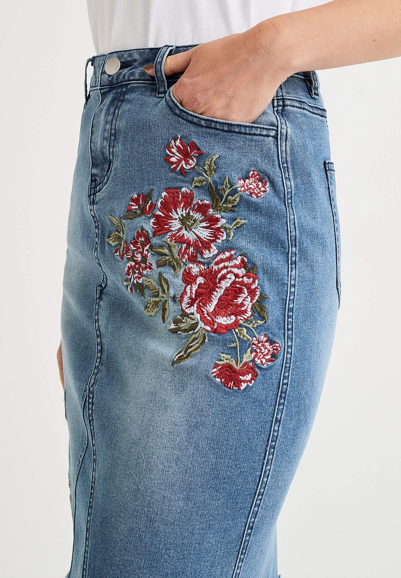 Jeansrock mit Stickereien