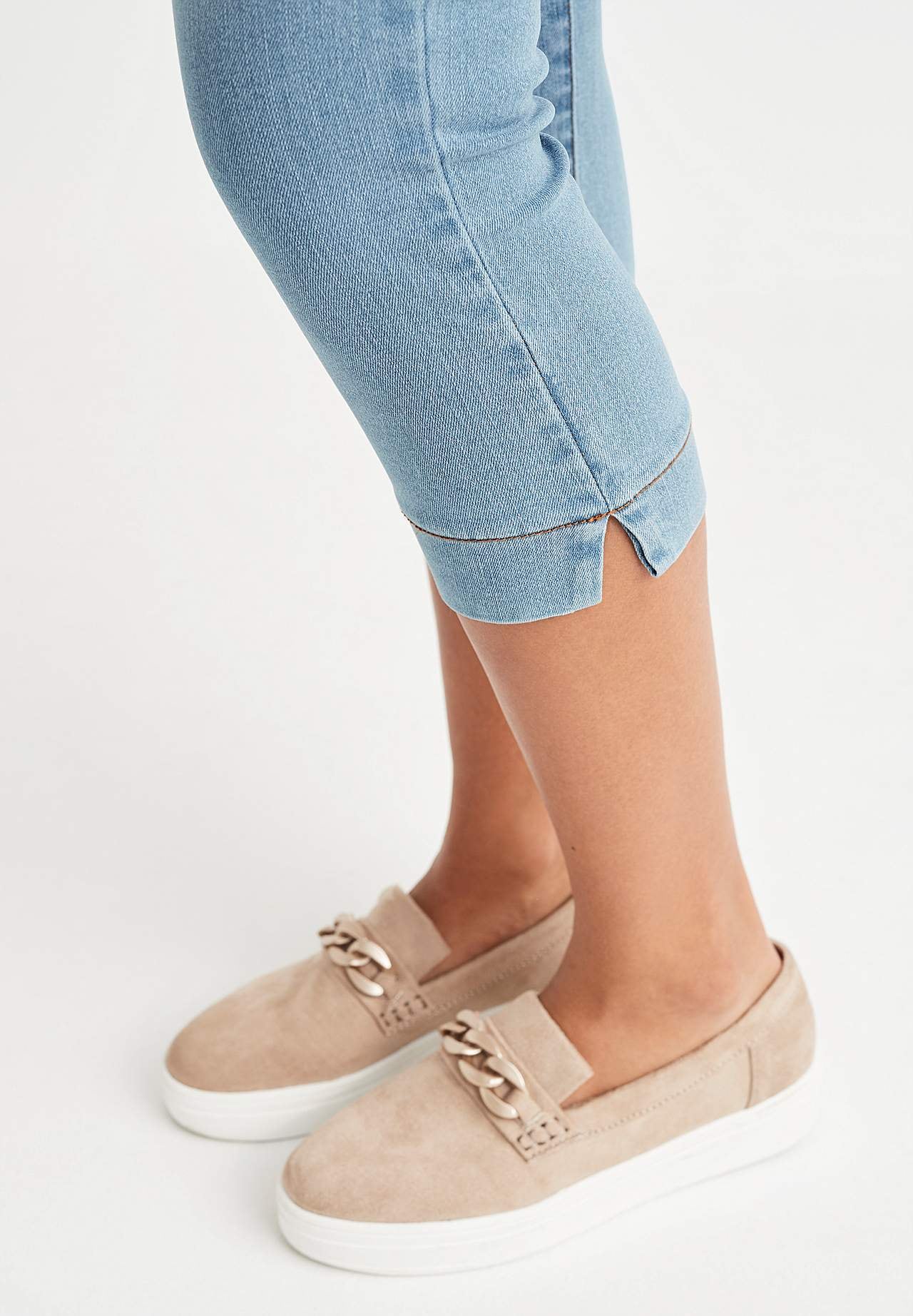 Elastische Cropped Jeans mit modellierendem Effekt