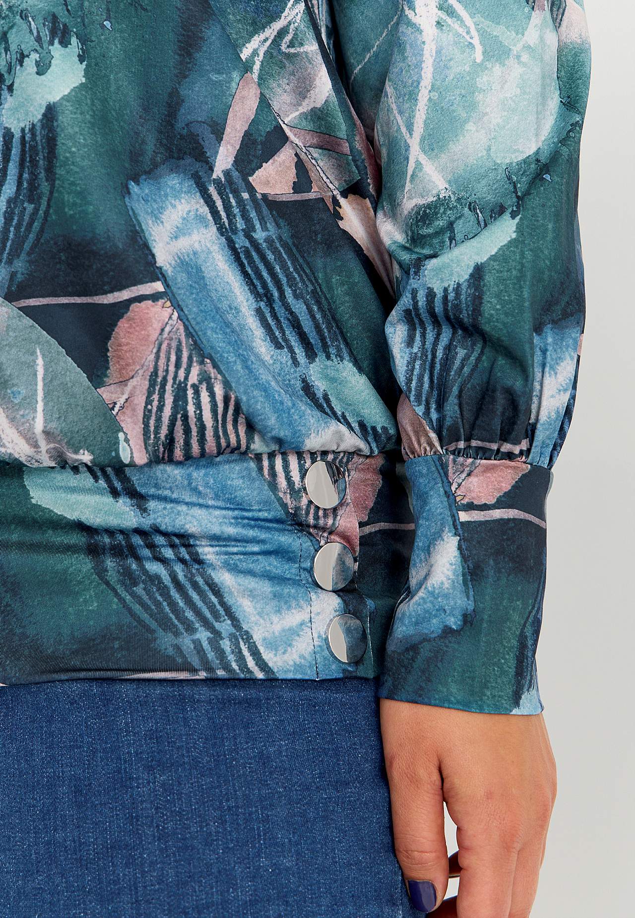 Gemustertes Jersey-Top mit Knopfdekoration