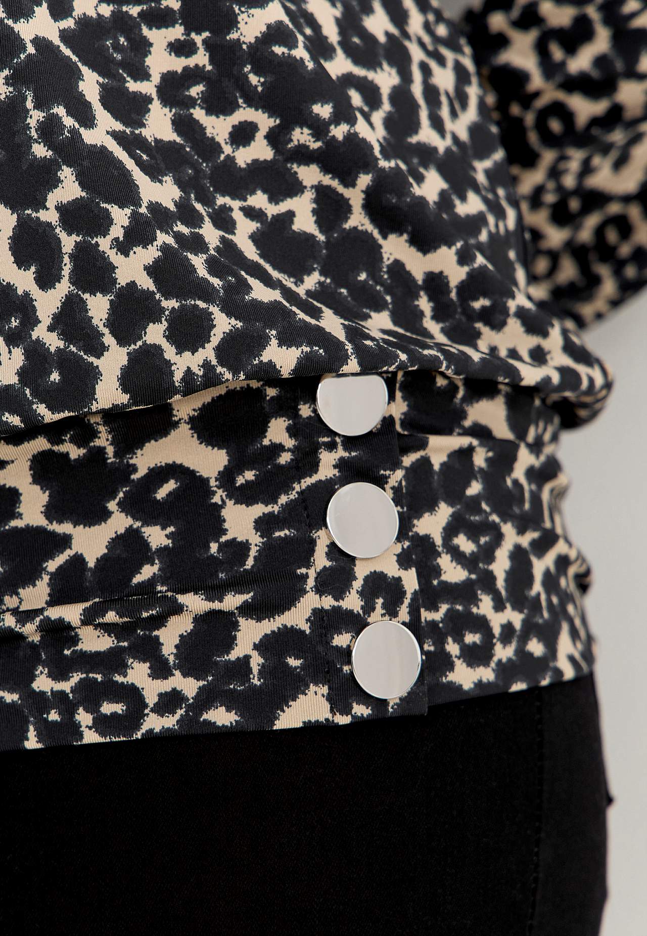 Gemustertes Jersey-Top mit Knopfdekoration