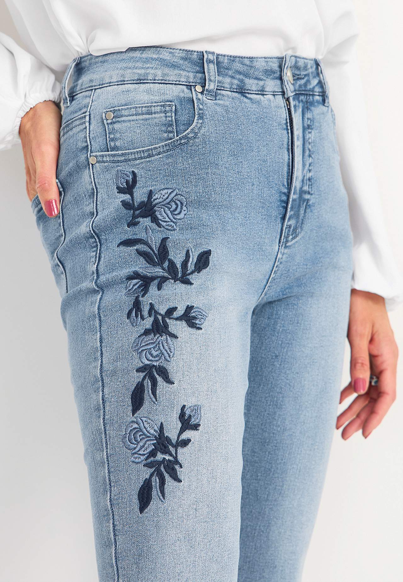 Knöcheljeans mit Stickerei Emmy