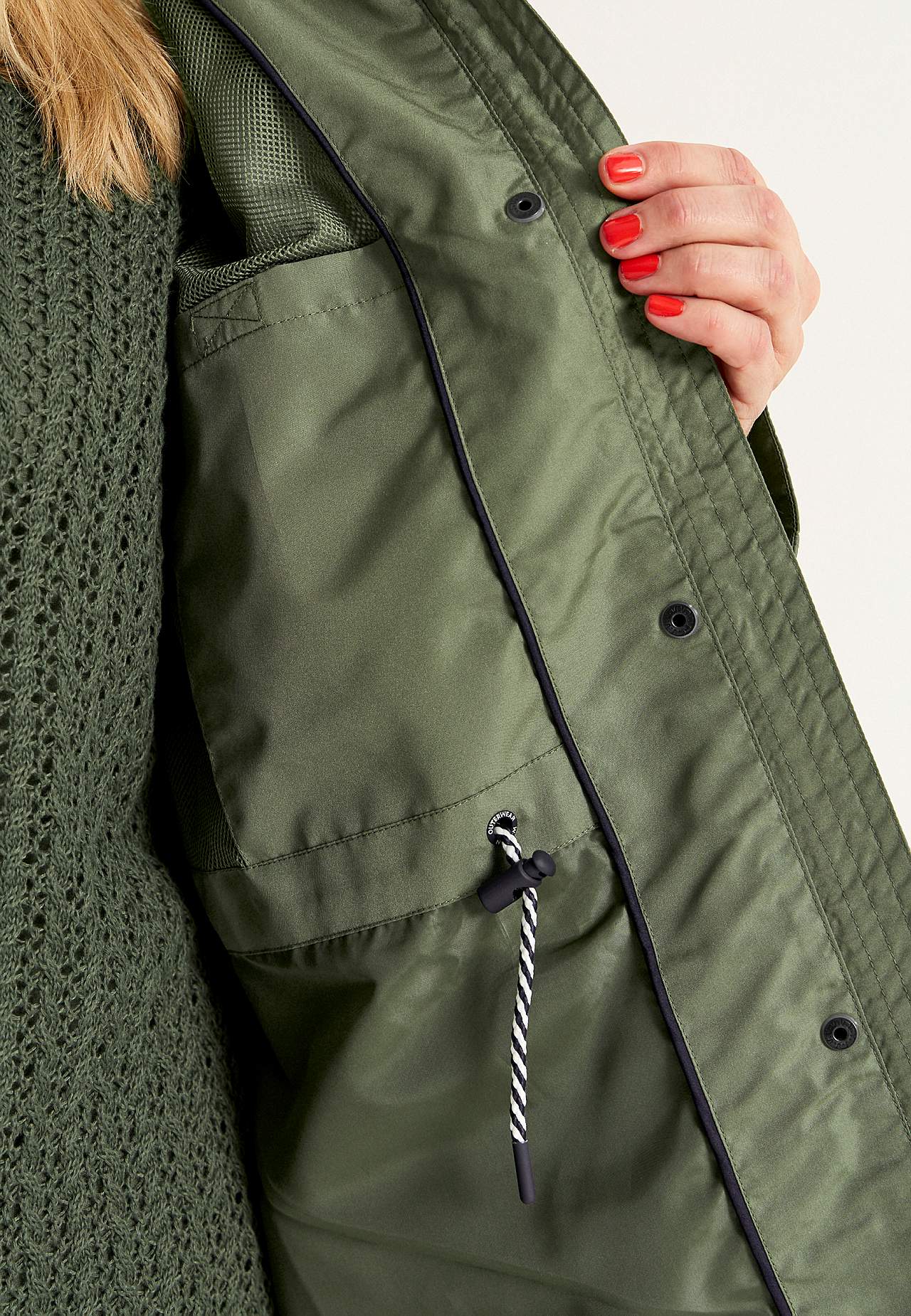 Winddichte Jacke mit Kapuze