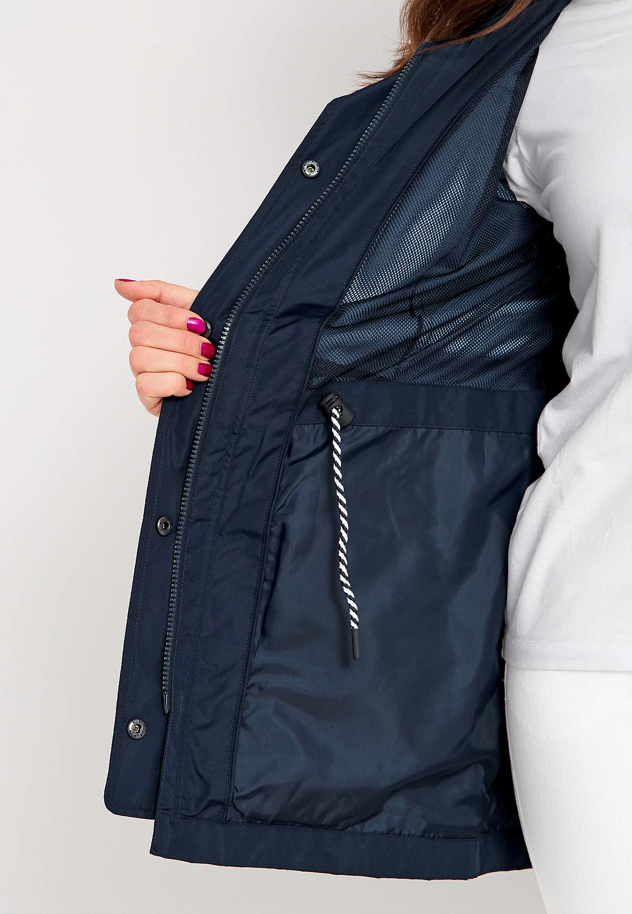 Winddichte Jacke mit Kapuze