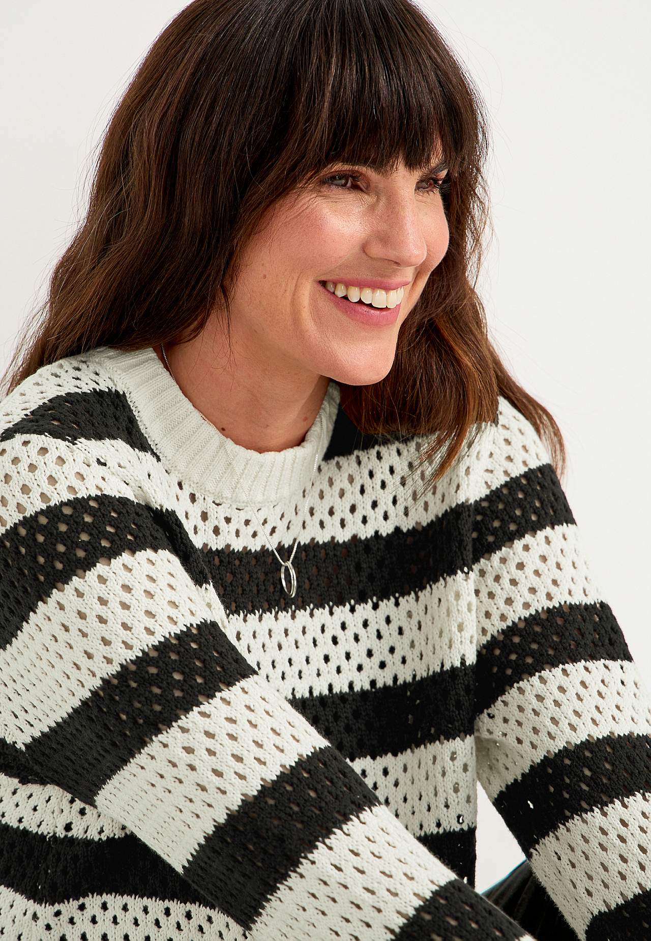 Gestreifter Pullover mit einem Strickmuster