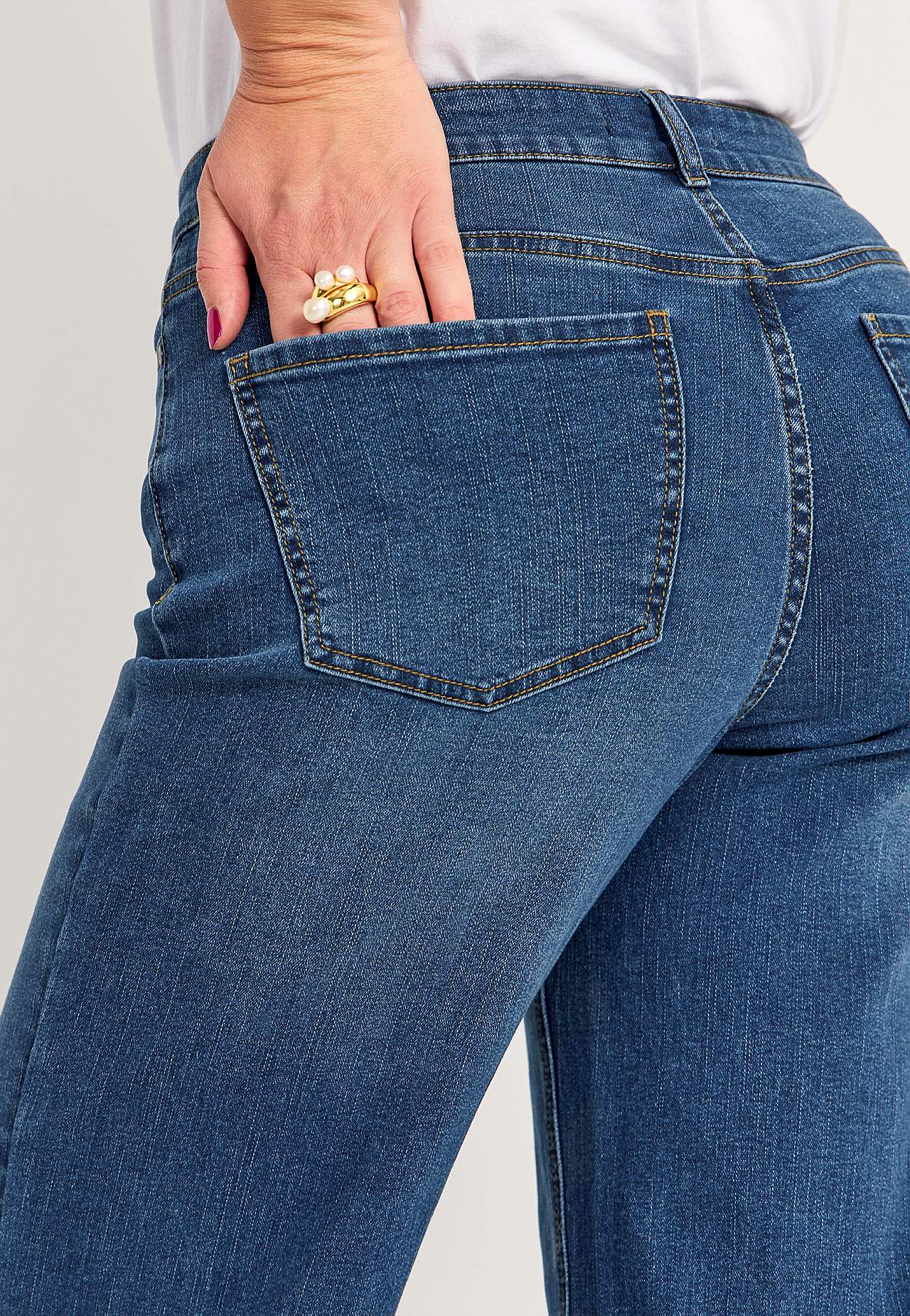 Elastische Knöcheljeans