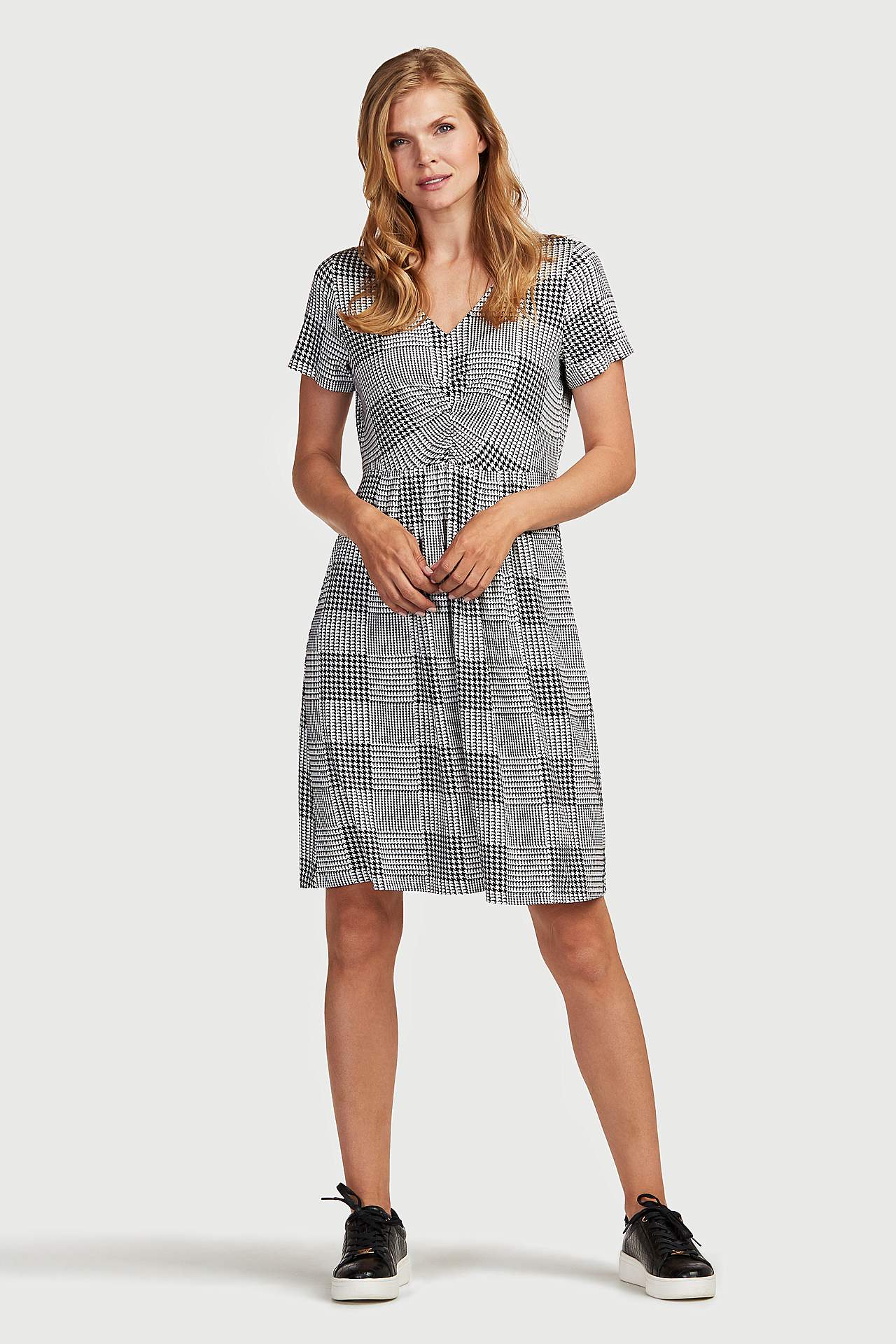 Schwarz-weiß-gemustertes Jerseykleid mit kurzen Ärmeln