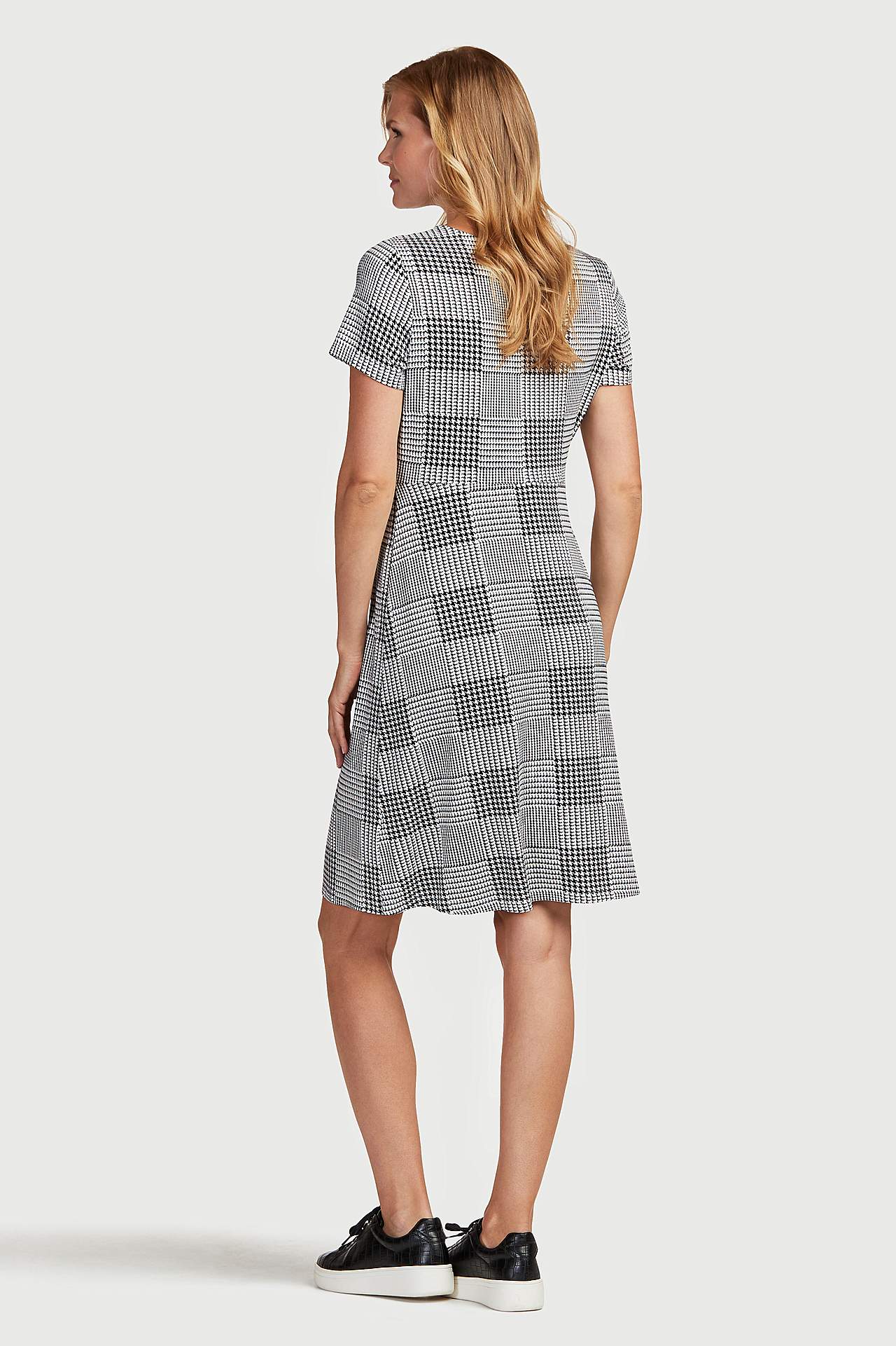 Schwarz-weiß-gemustertes Jerseykleid mit kurzen Ärmeln