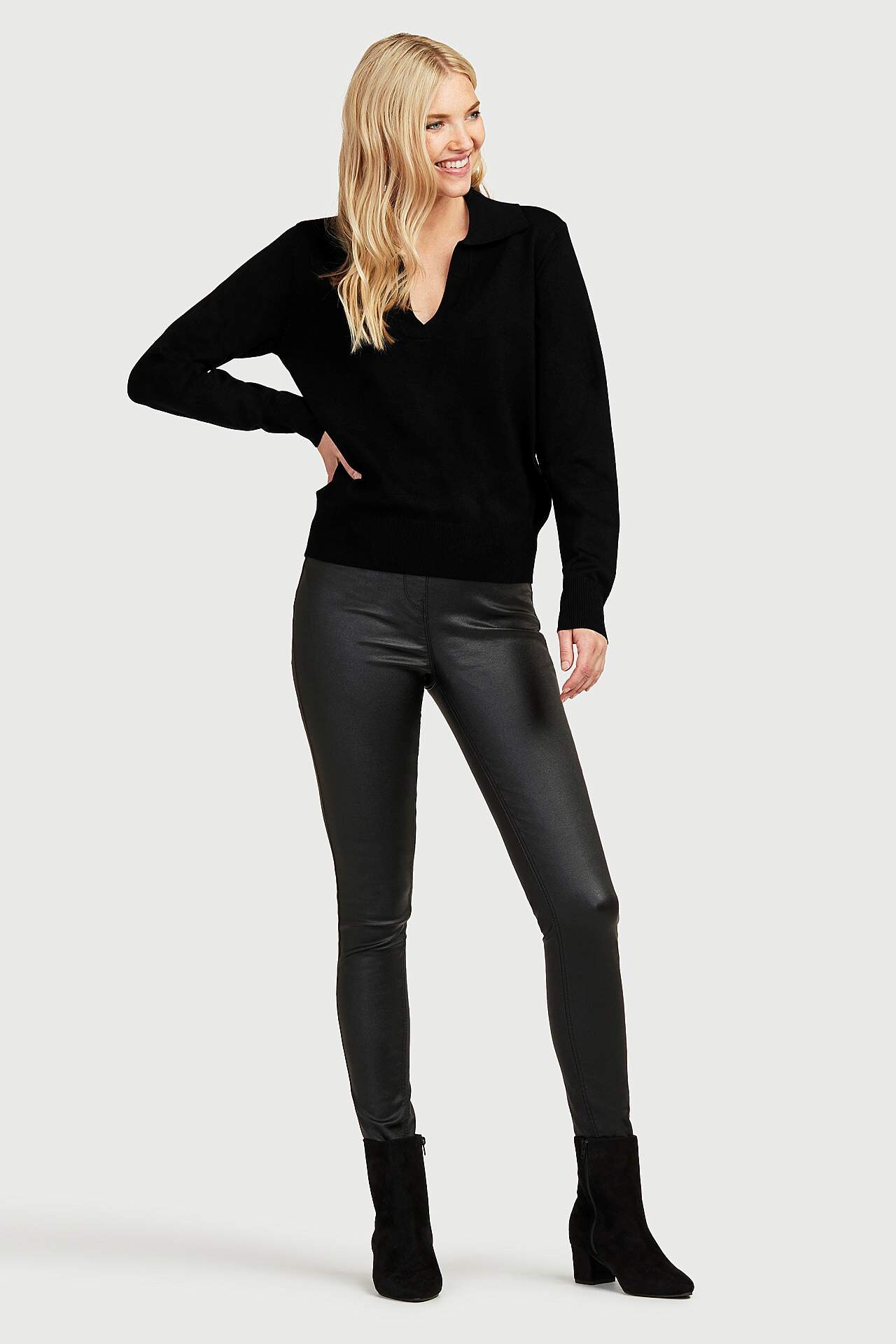 Weicher, gestrickter Pullover mit Kragen