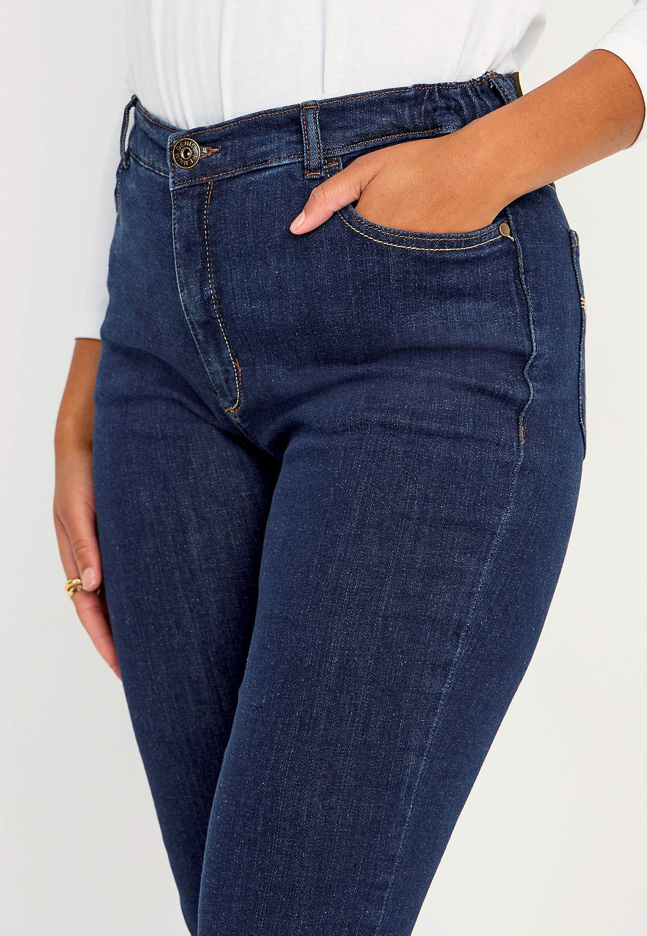 Jeans mit Gummiband an den Seiten