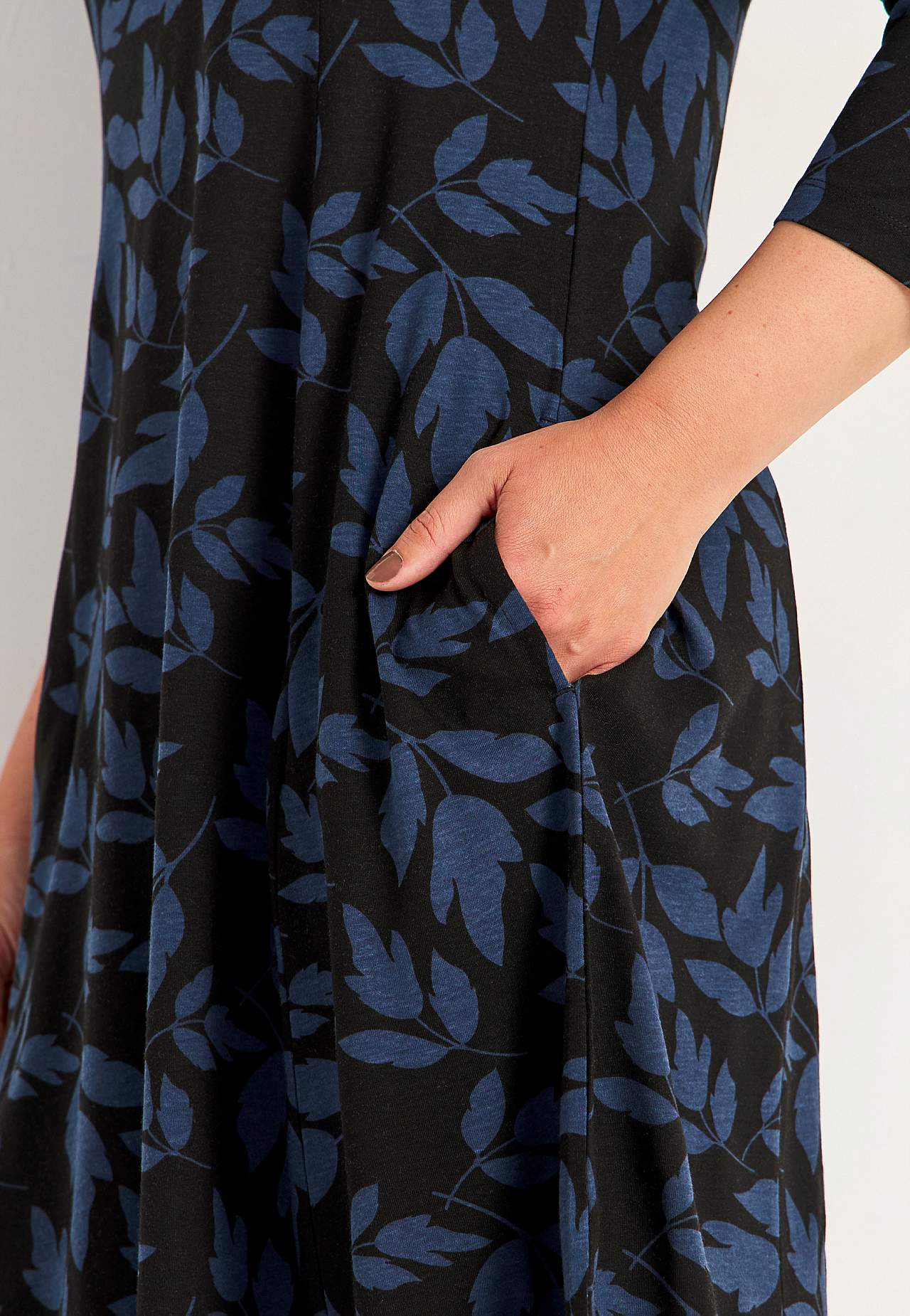 Gemustertes Jerseykleid mit Taschen