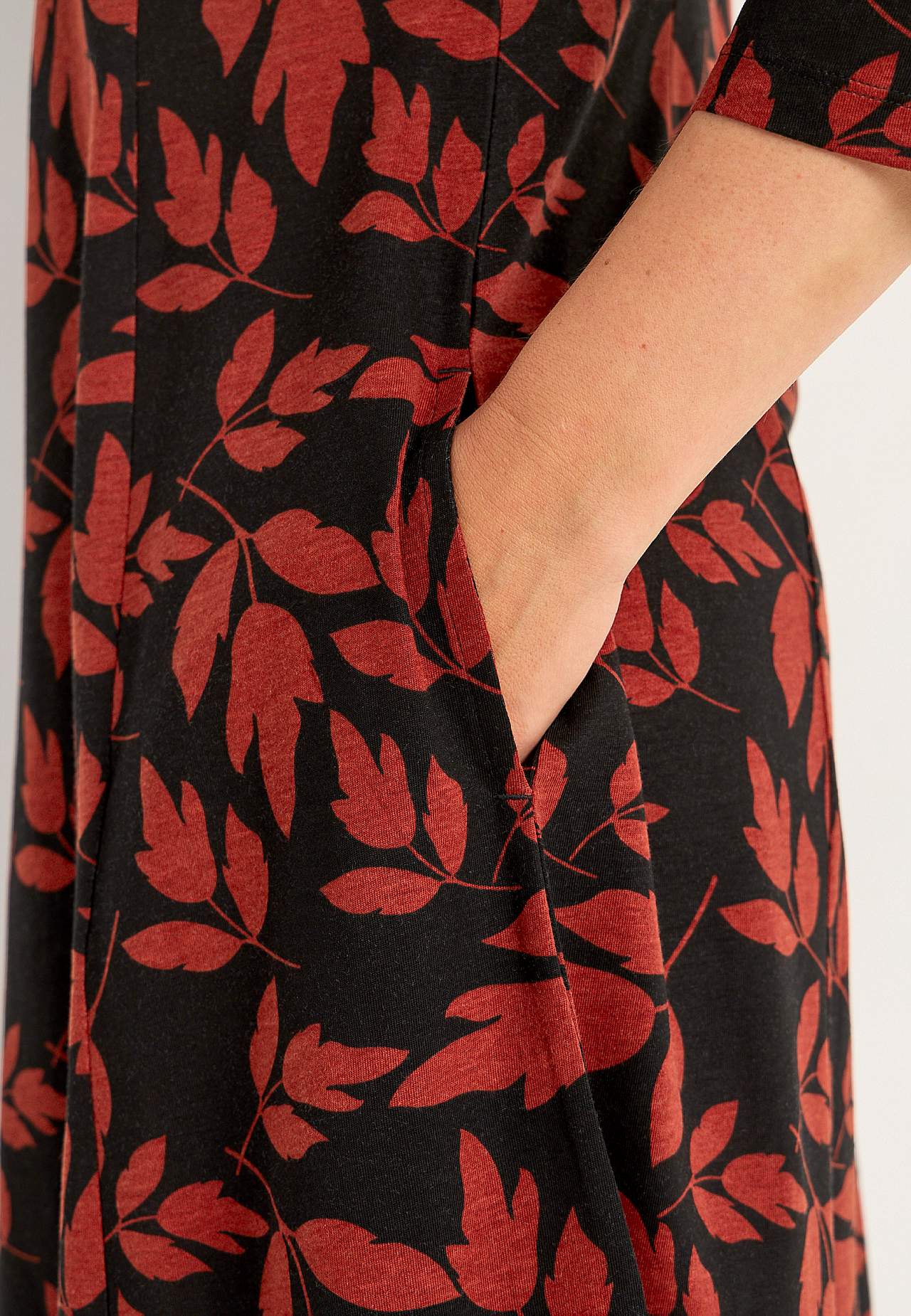 Gemustertes Jerseykleid mit Taschen