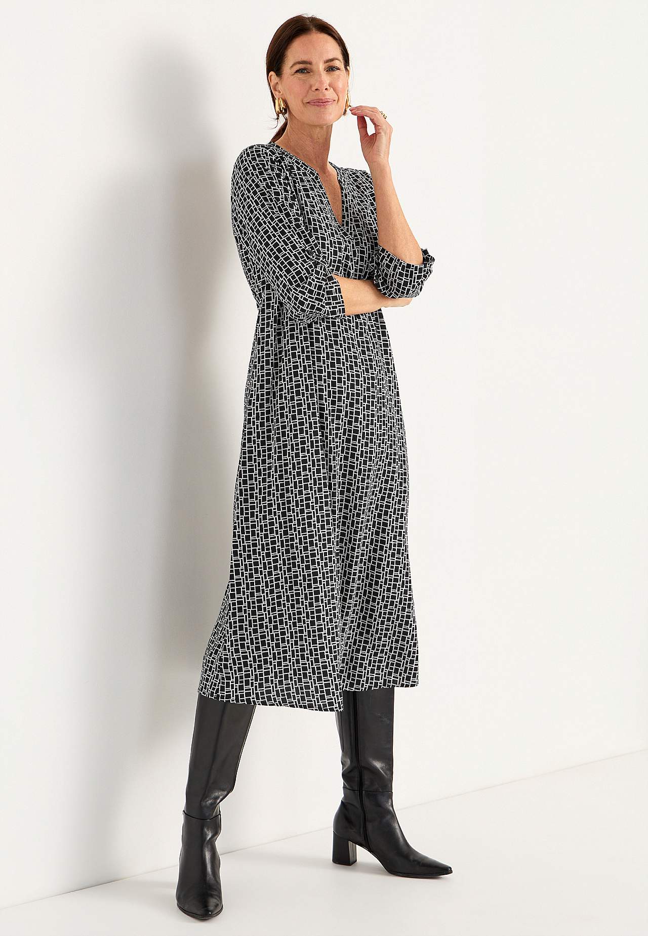 Gewebtes Kleid mit einem V-Ausschnitt