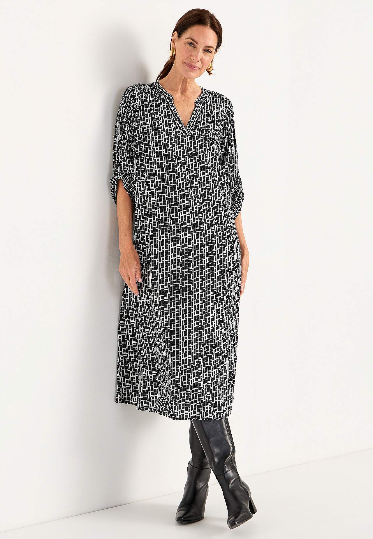 Gewebtes Kleid mit einem V-Ausschnitt