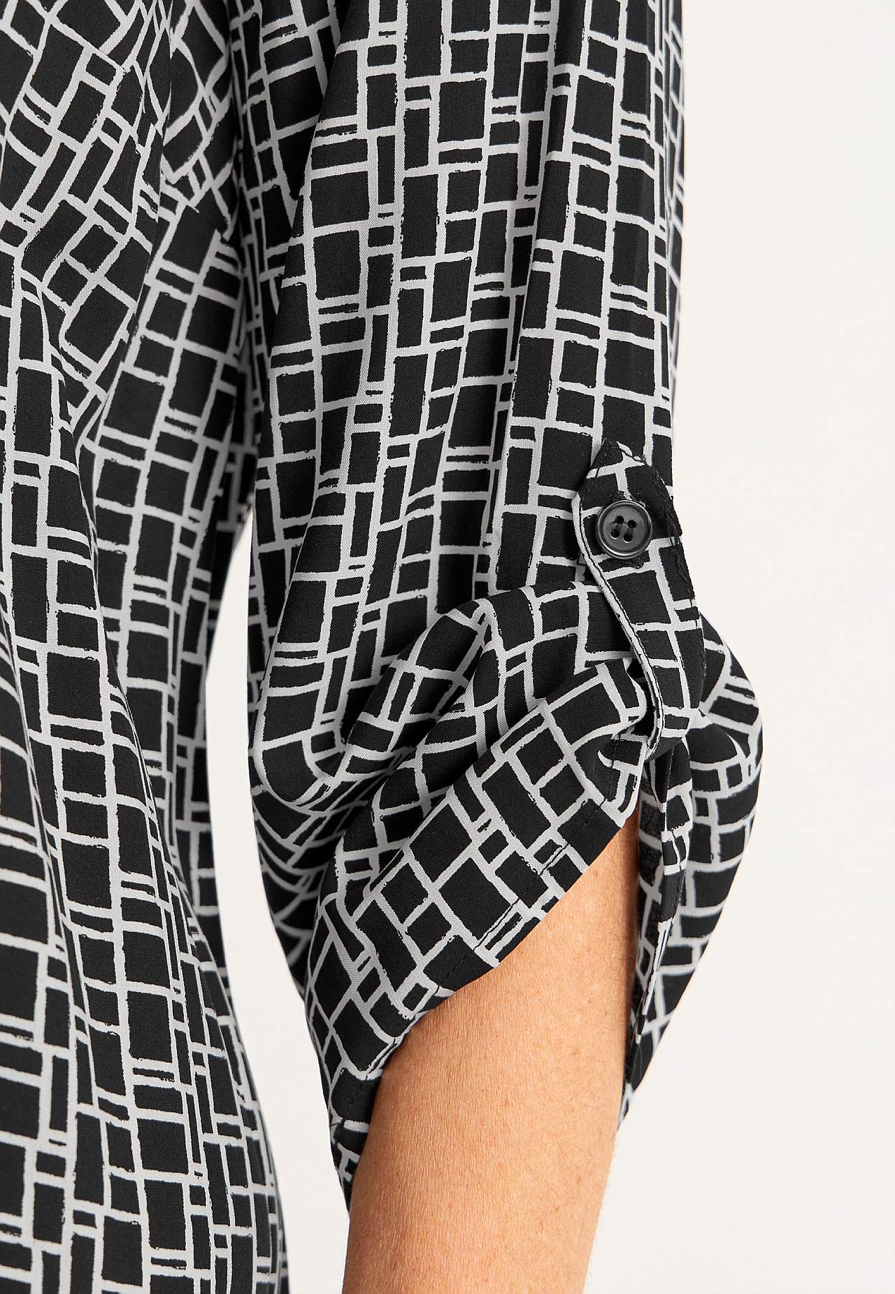 Gewebtes Kleid mit einem V-Ausschnitt