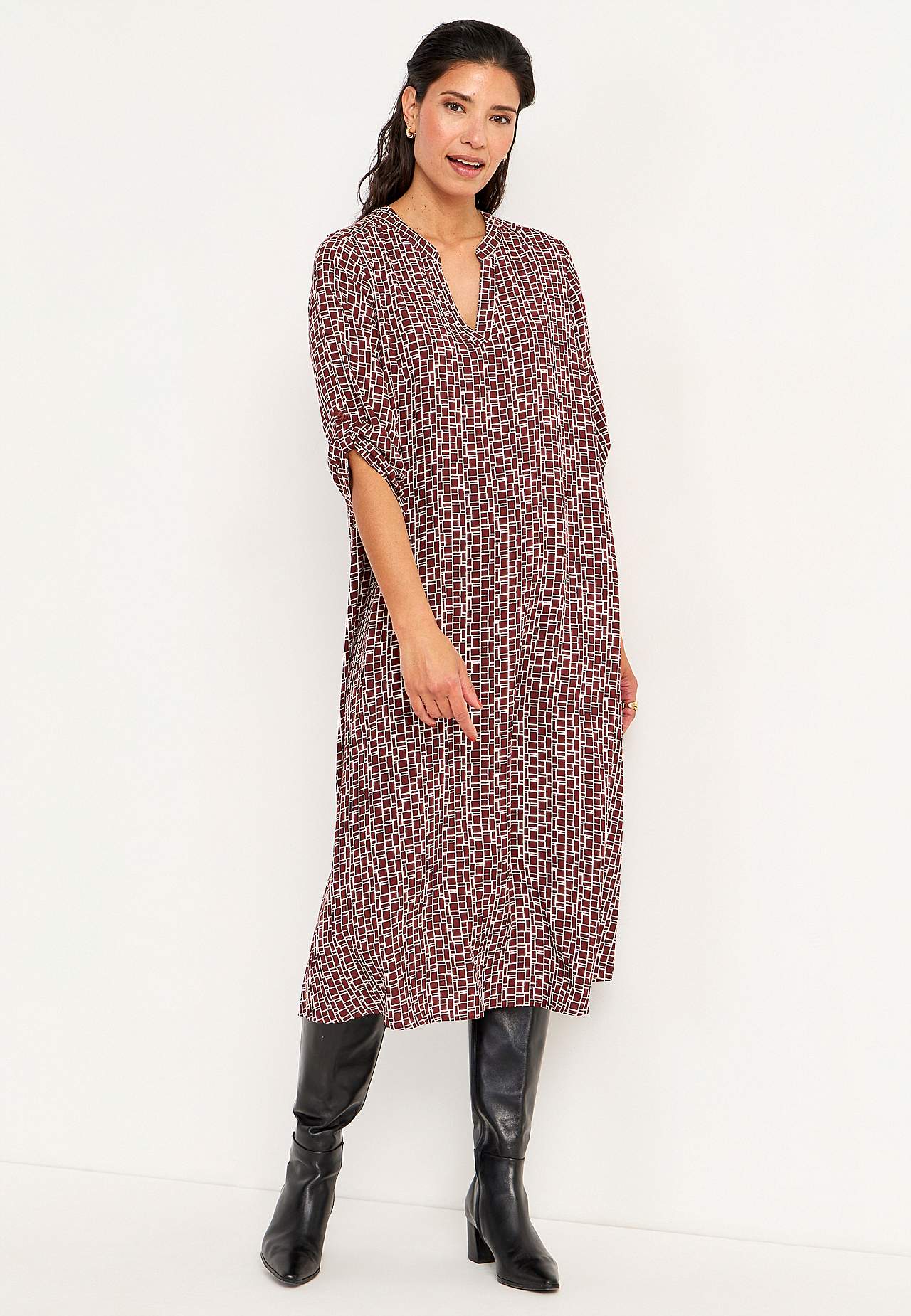 Gewebtes Kleid mit einem V-Ausschnitt