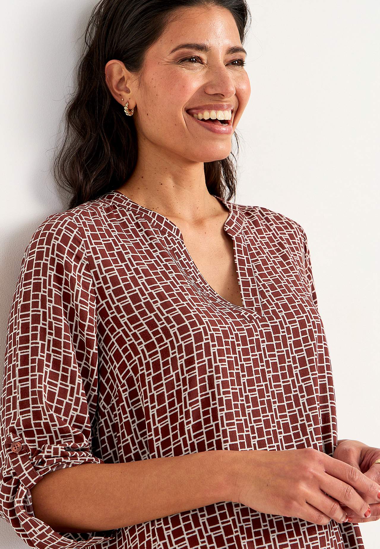 Gewebtes Kleid mit einem V-Ausschnitt