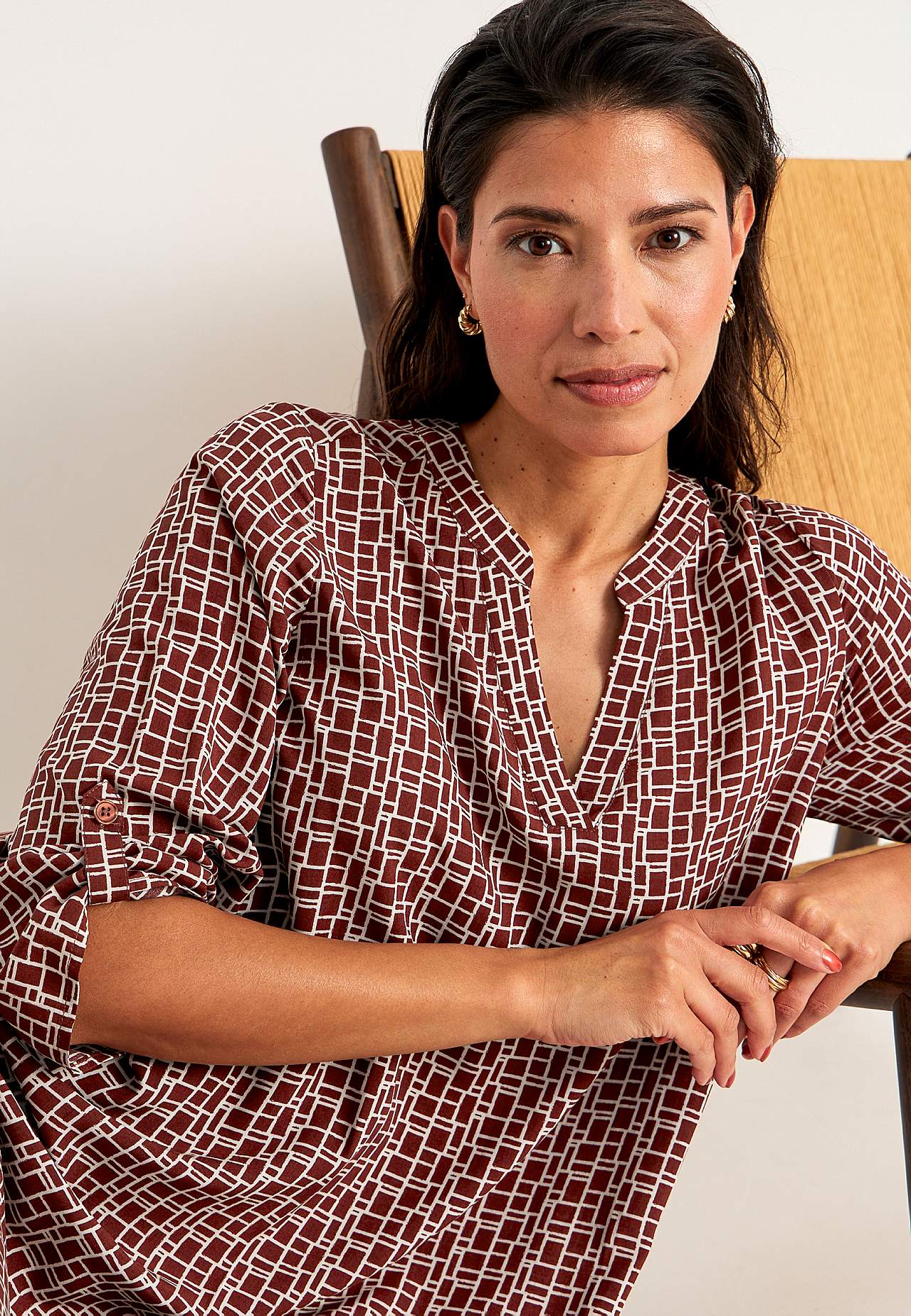 Gewebtes Kleid mit einem V-Ausschnitt