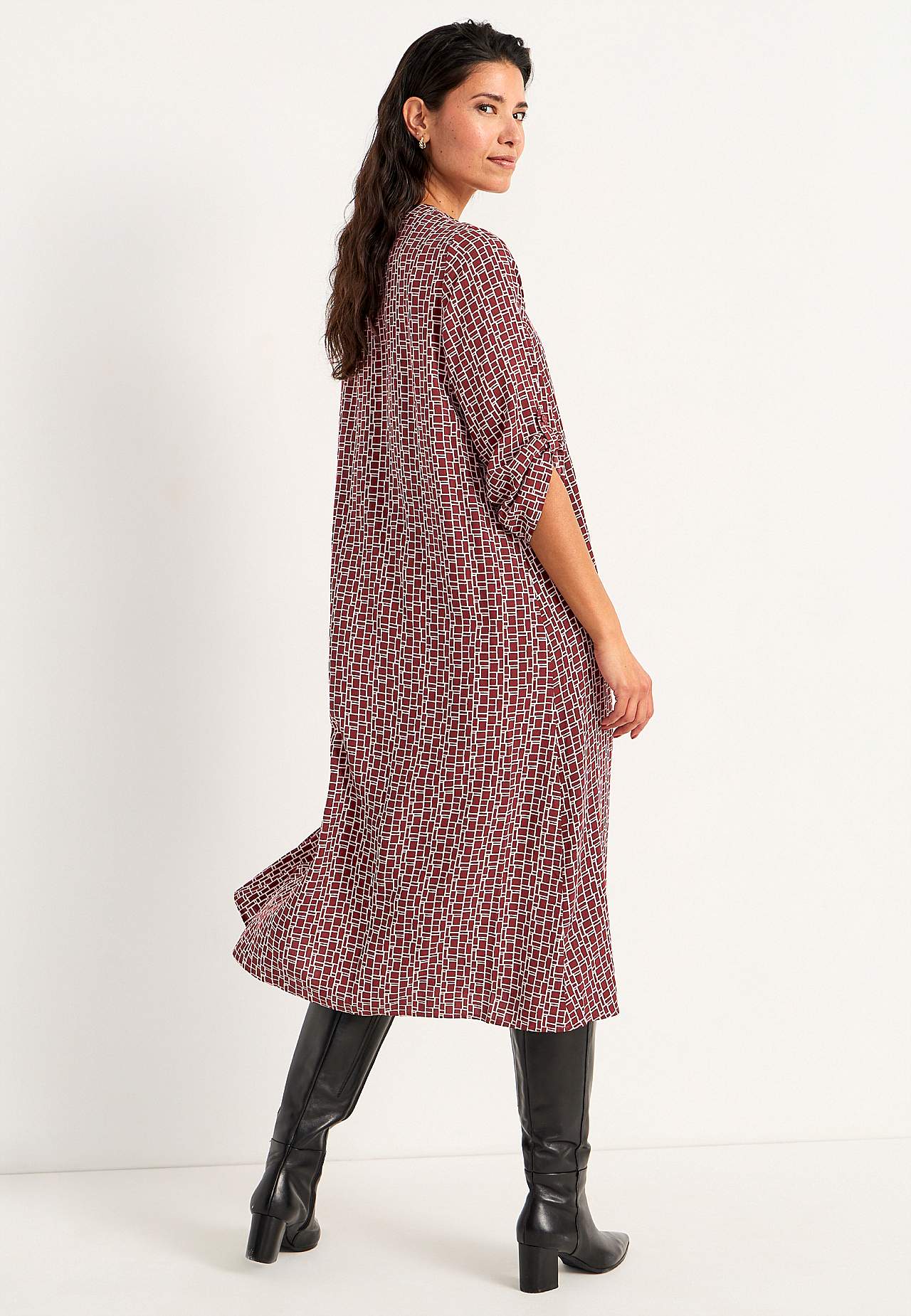 Gewebtes Kleid mit einem V-Ausschnitt
