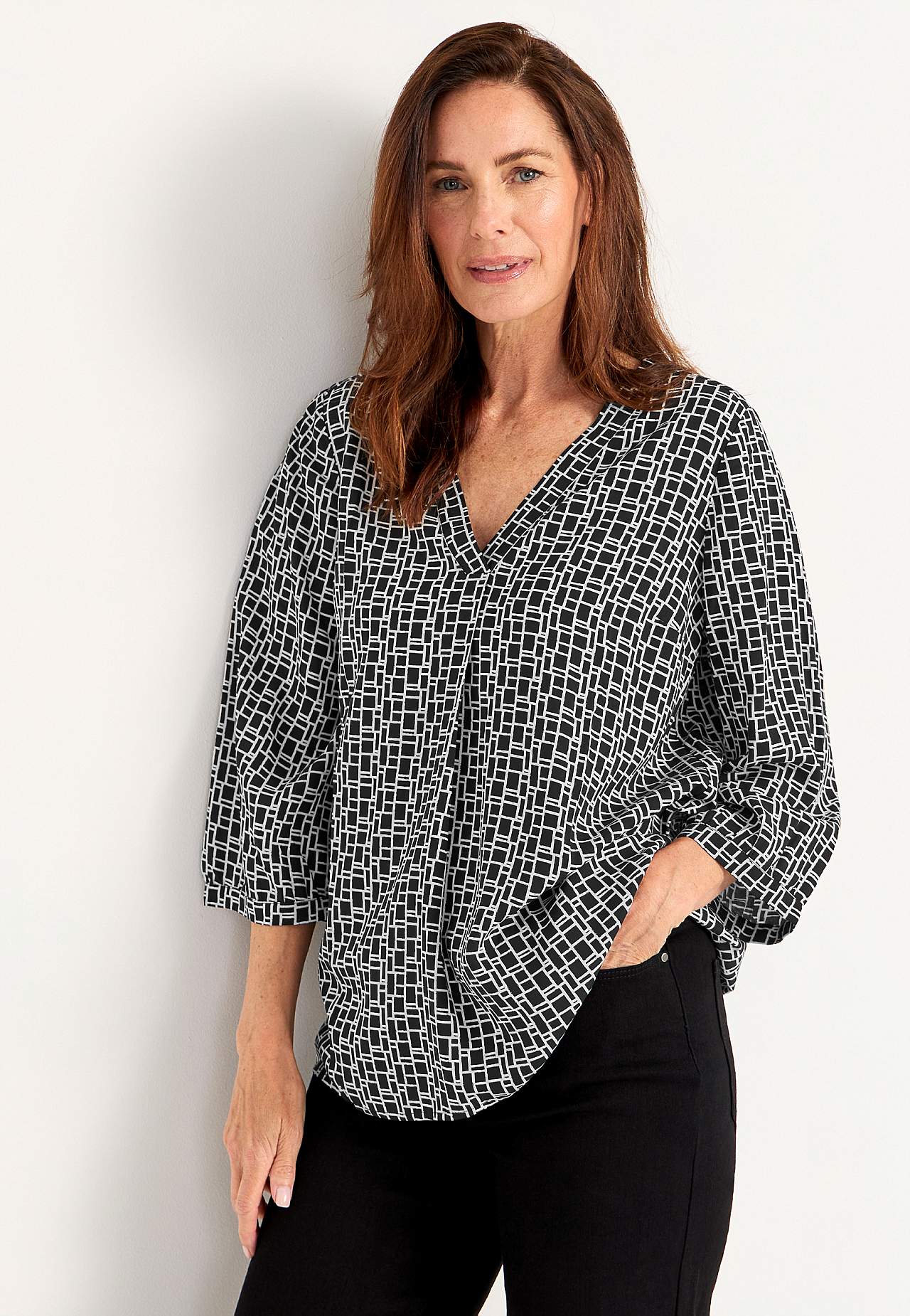 Gewebte Bluse mit einem V-Ausschnitt