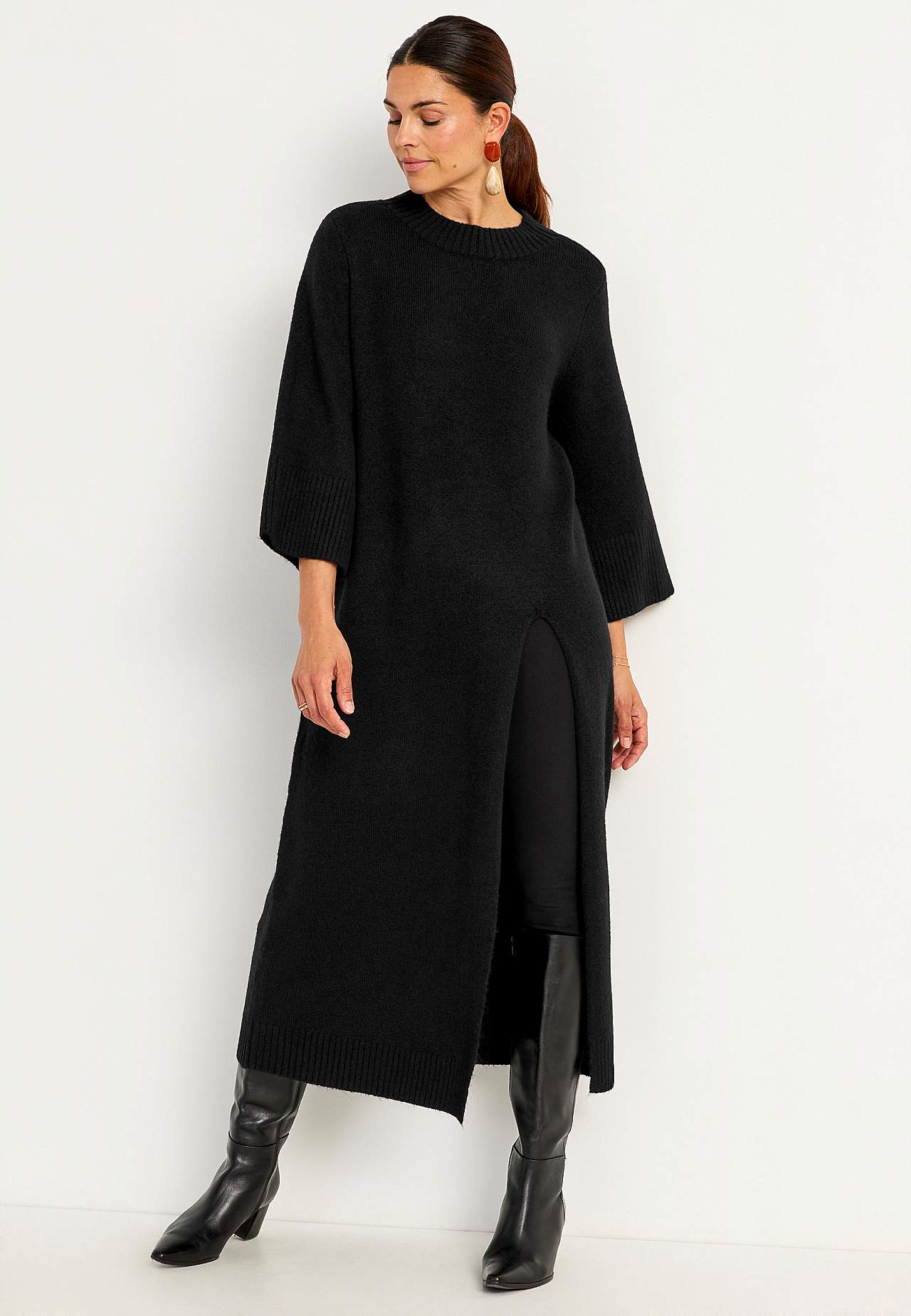Gestricktes Kleid mit hohem Schlitz
