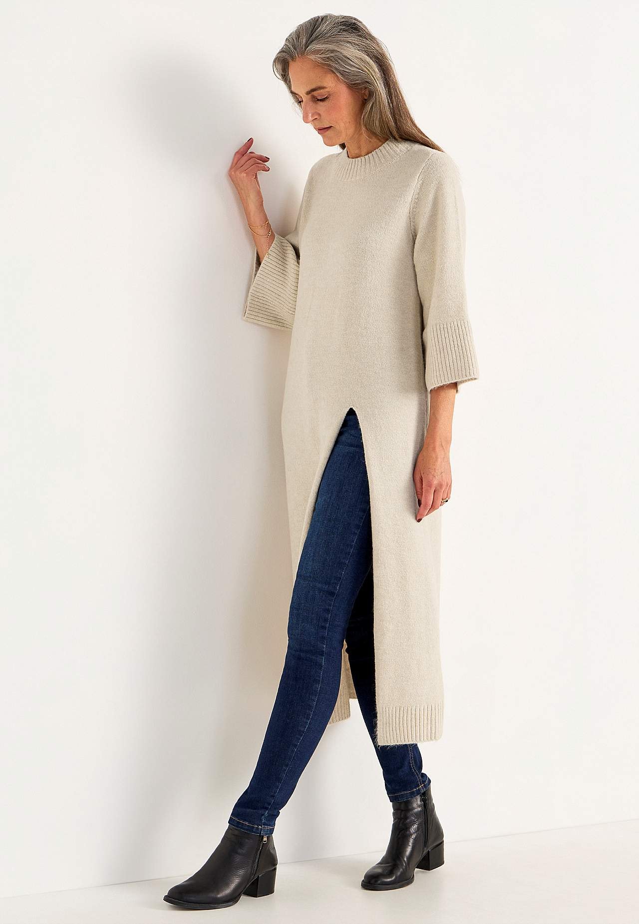 Gestricktes Kleid mit hohem Schlitz
