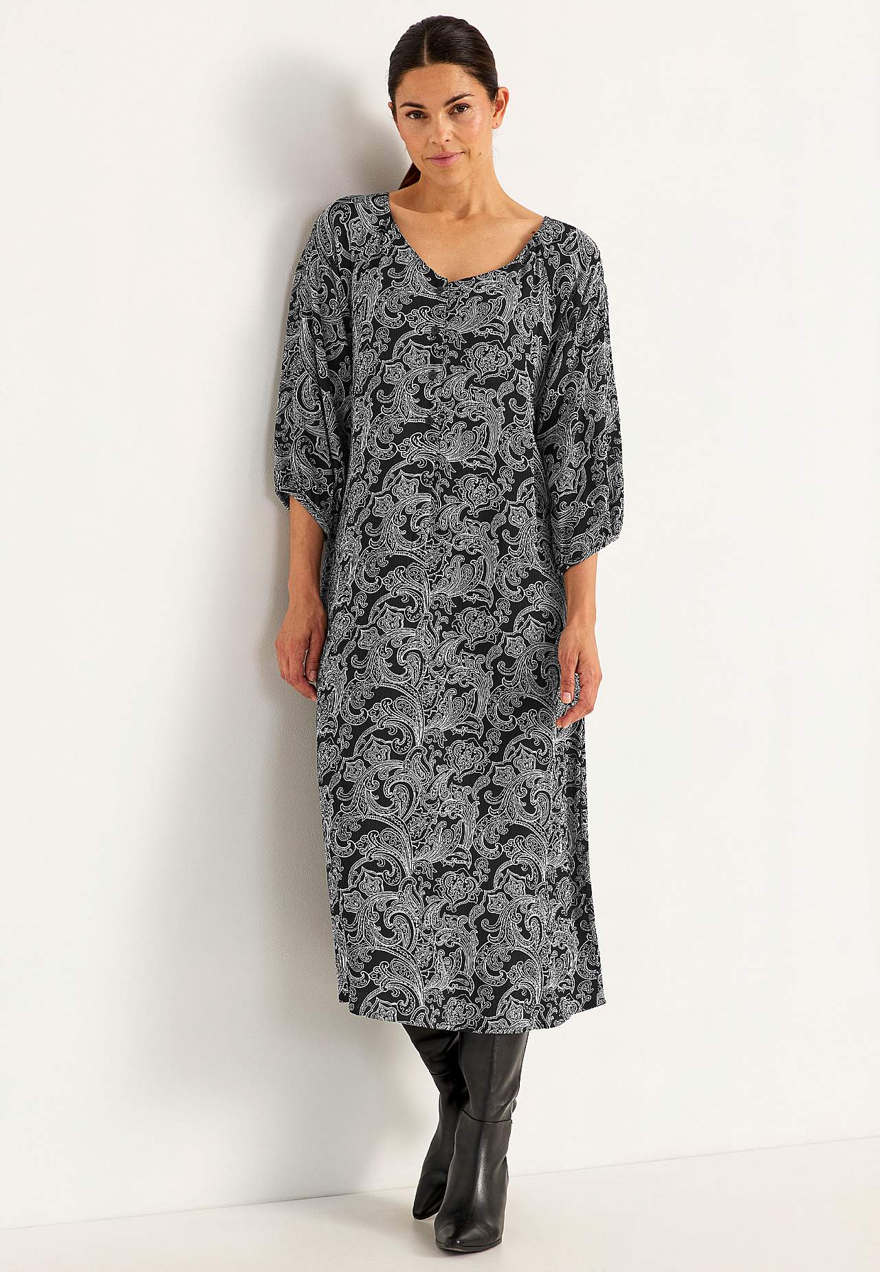Gemustertes Kleid mit Knöpfen