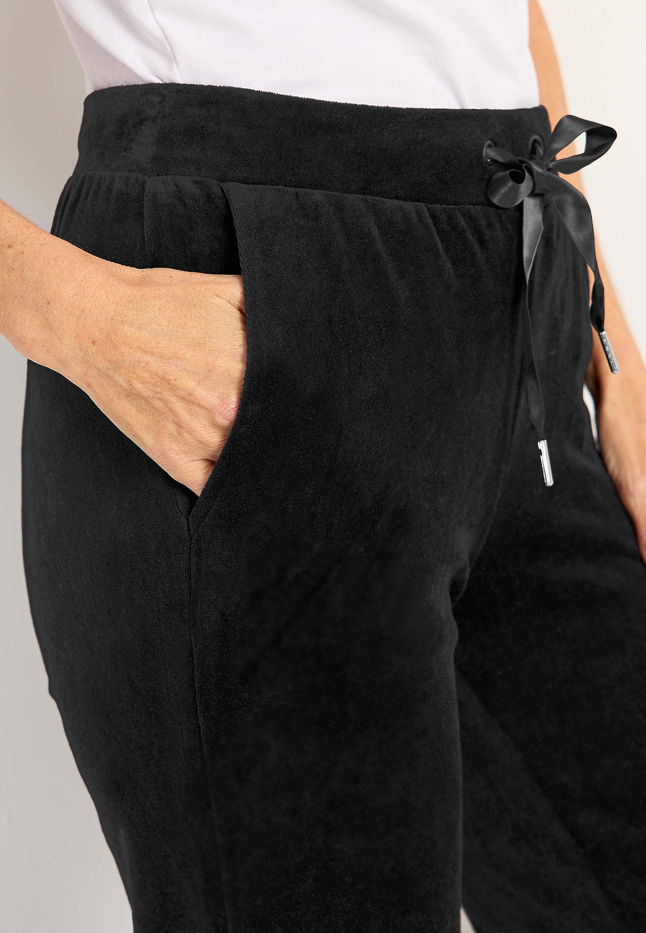 Samthose mit Manschette