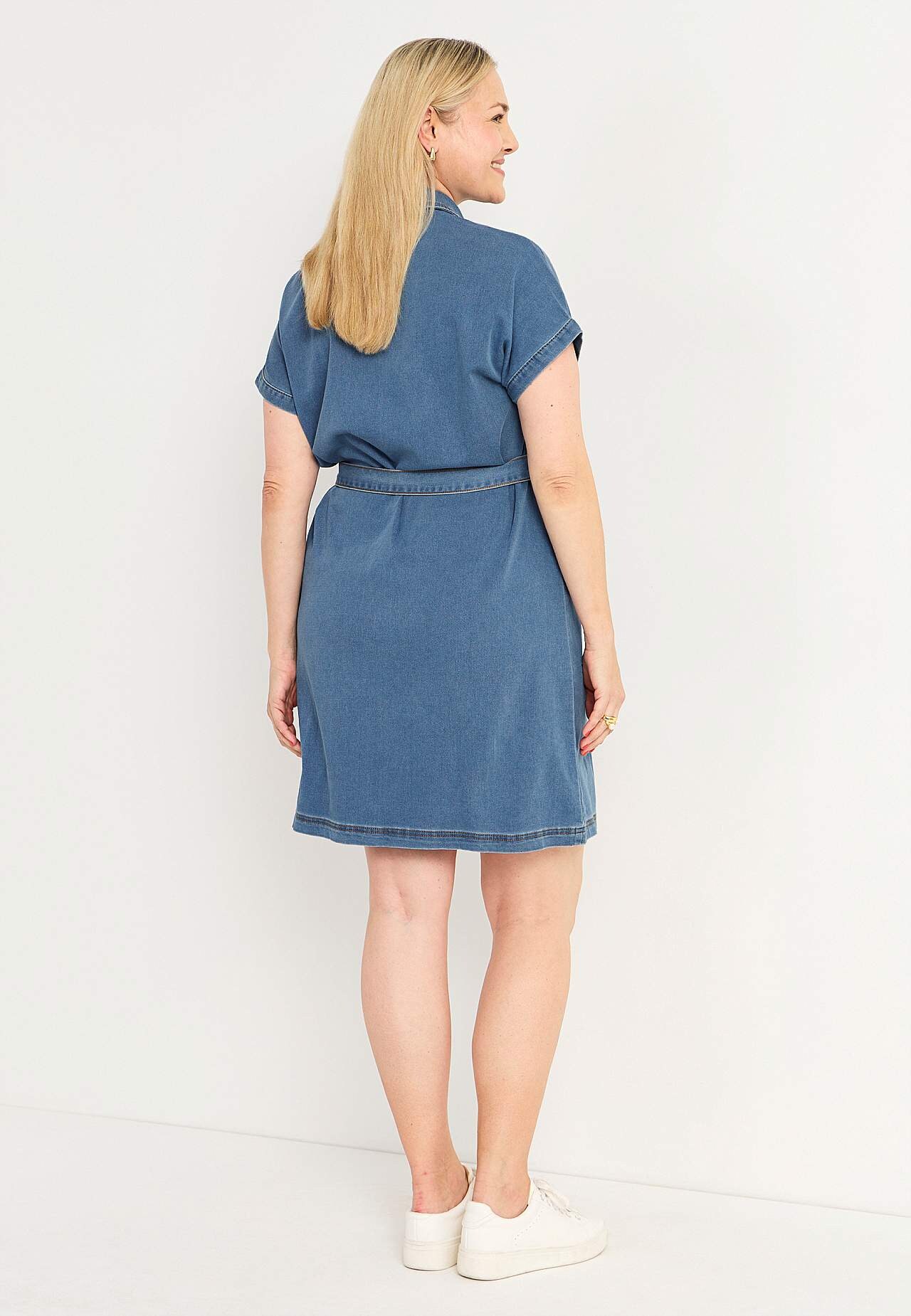 Kurzes Jeanskleid mit Bindegürtel
