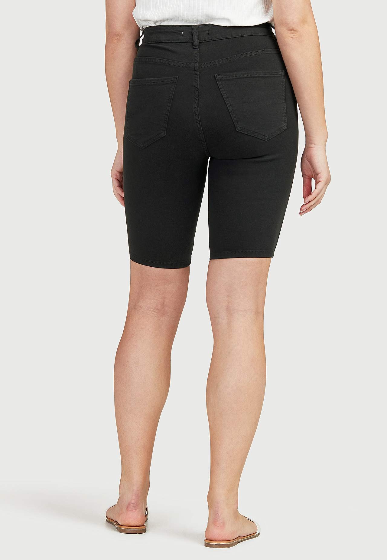 Elastische Denim-Shorts mit langem Bein Ella