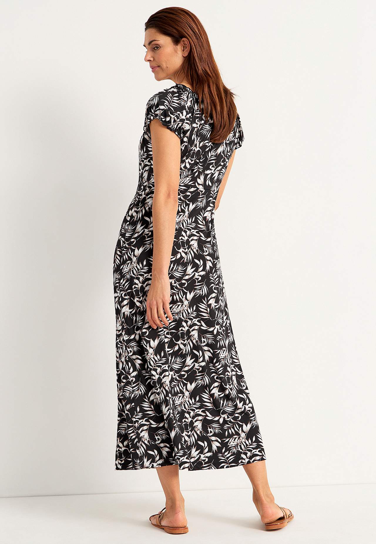 Langes, gemustertes schulterfreies Kleid