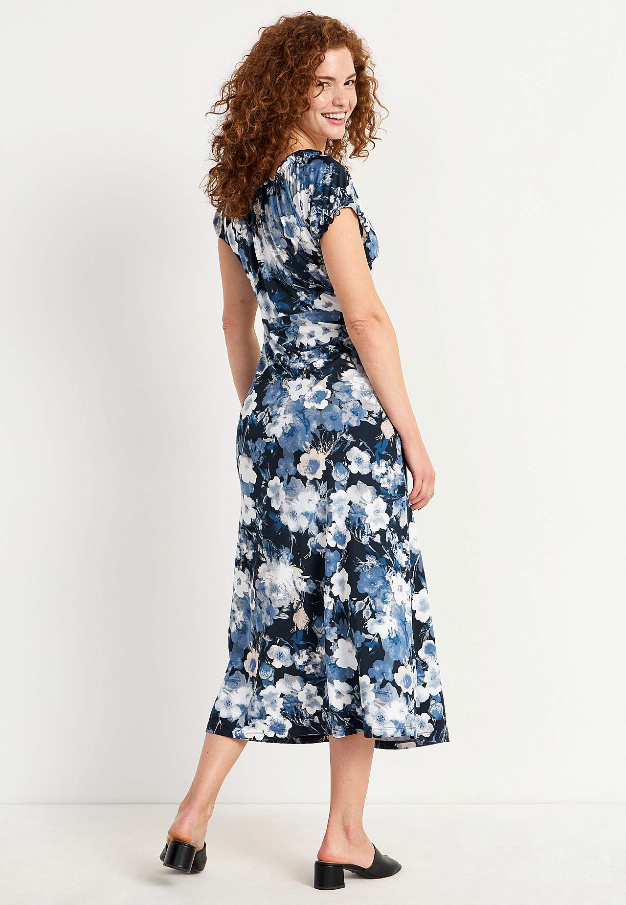 Langes, gemustertes schulterfreies Kleid