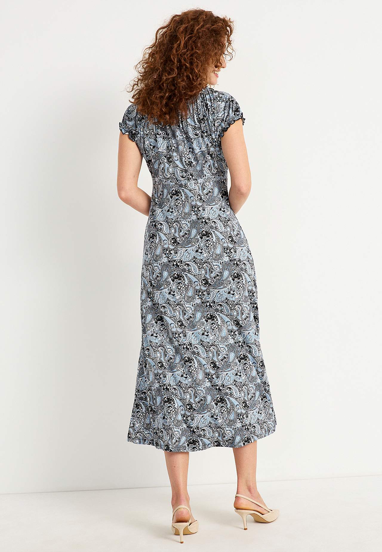 Langes, gemustertes schulterfreies Kleid
