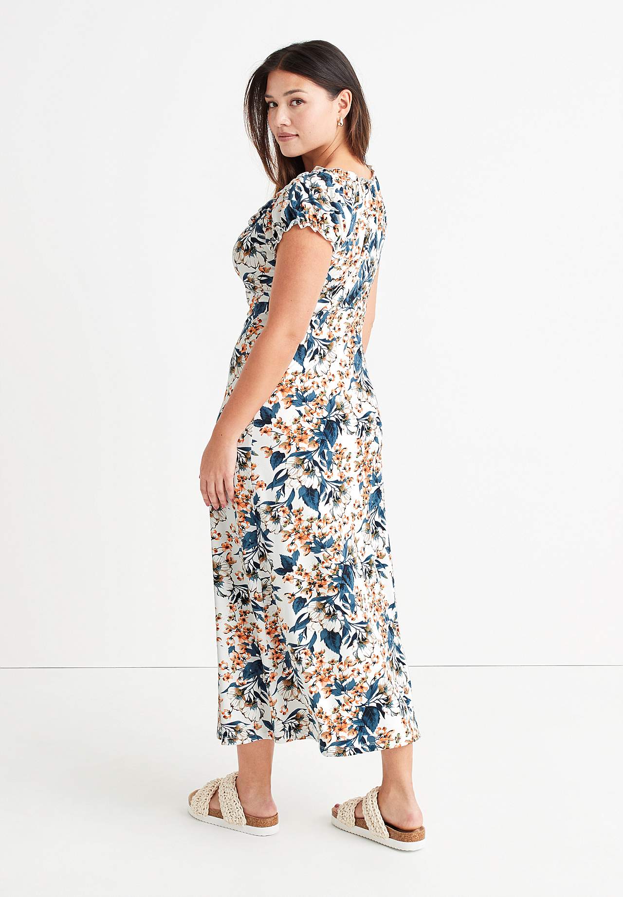 Langes, gemustertes schulterfreies Kleid
