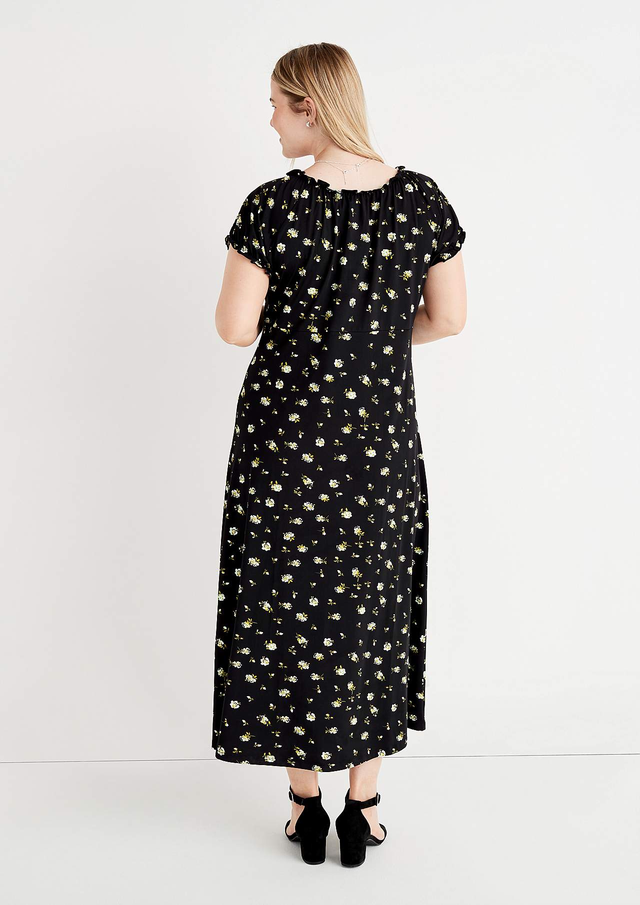 Langes, gemustertes schulterfreies Kleid