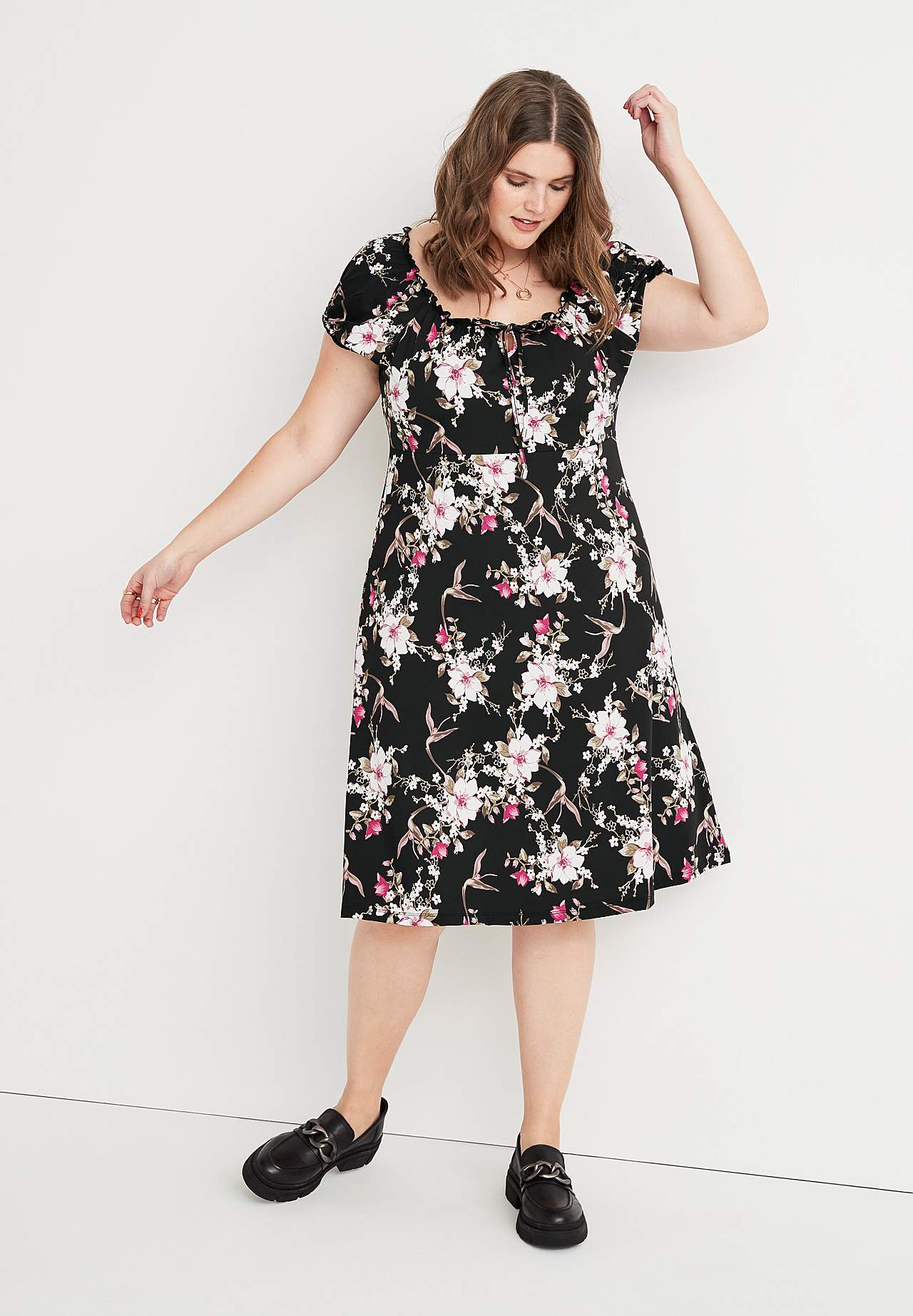 Gemustertes schulterfreies Kleid