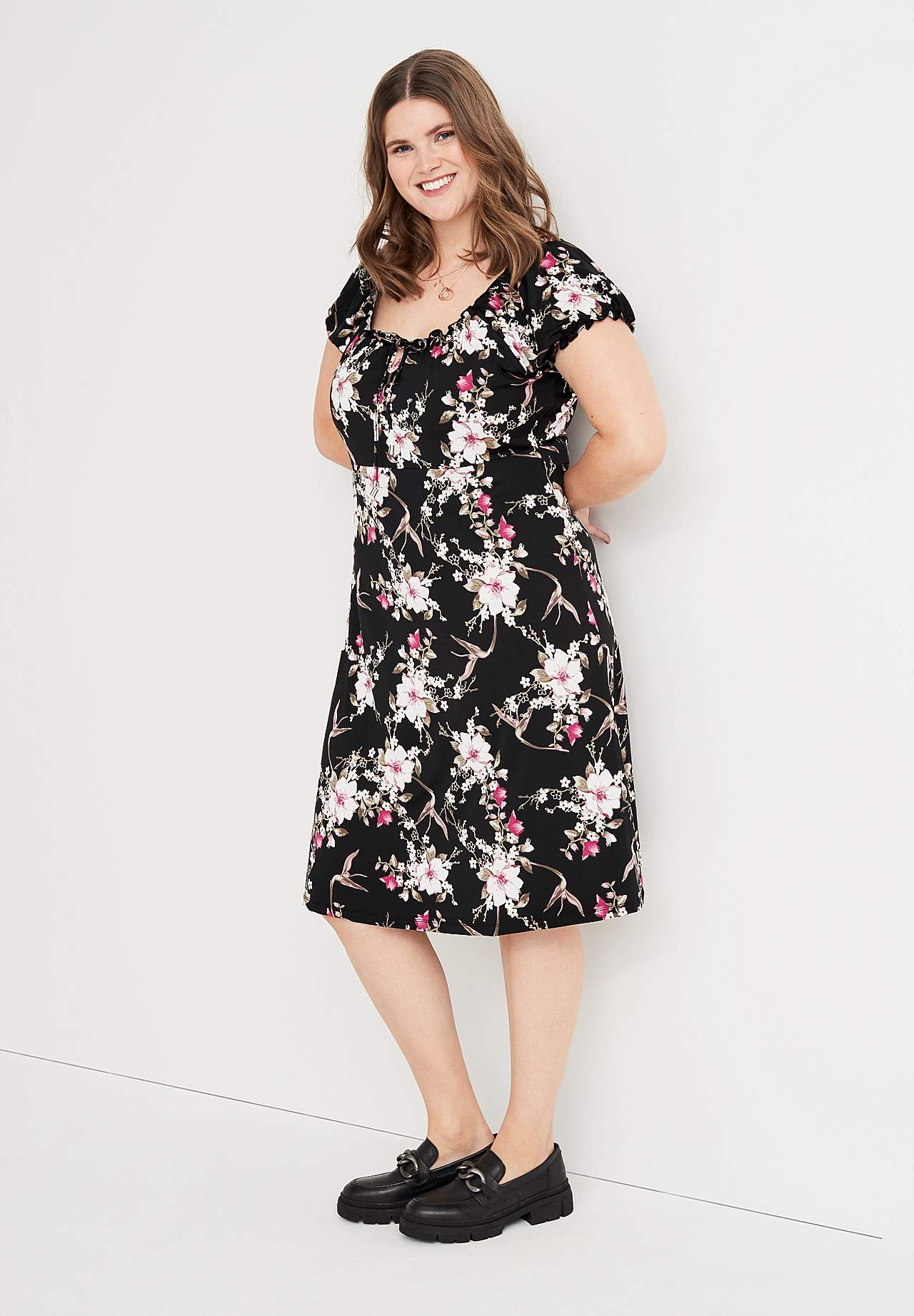 Gemustertes schulterfreies Kleid