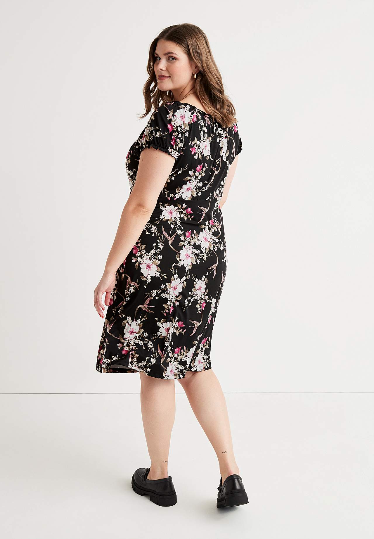 Gemustertes schulterfreies Kleid
