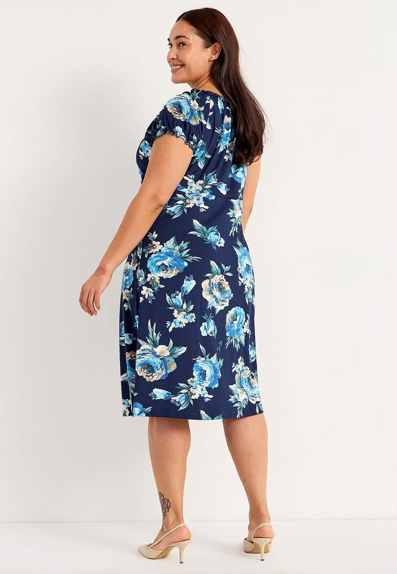 Gemustertes schulterfreies Kleid