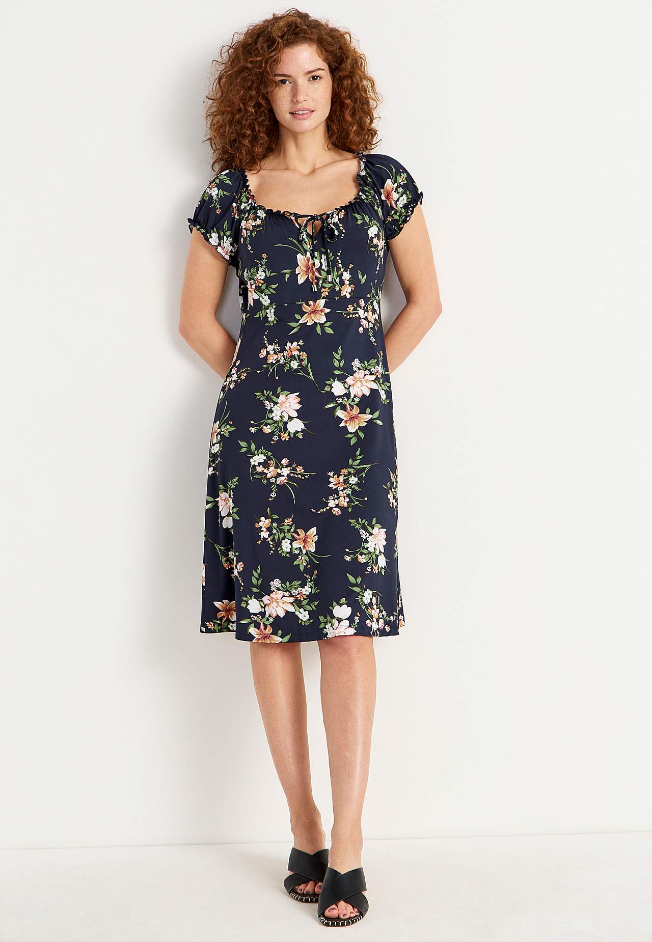 Gemustertes schulterfreies Kleid