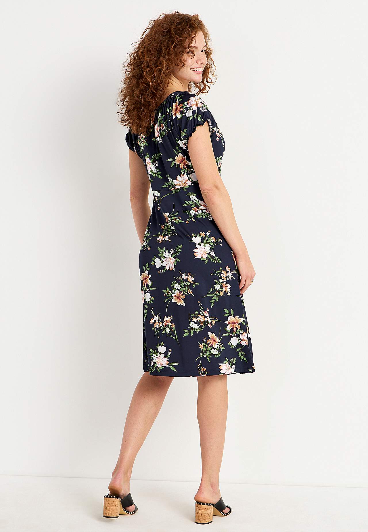 Gemustertes schulterfreies Kleid