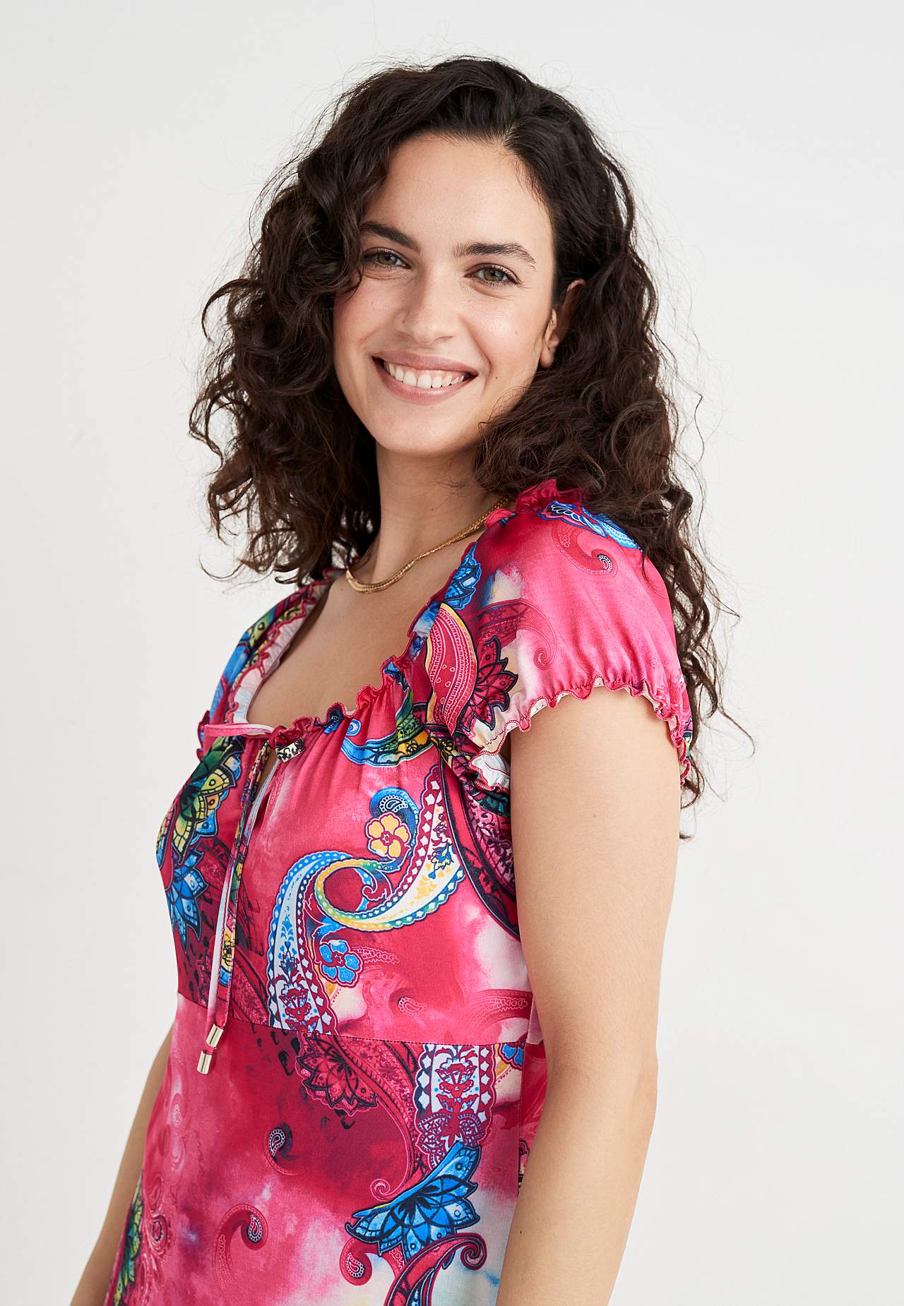 Gemustertes schulterfreies Kleid