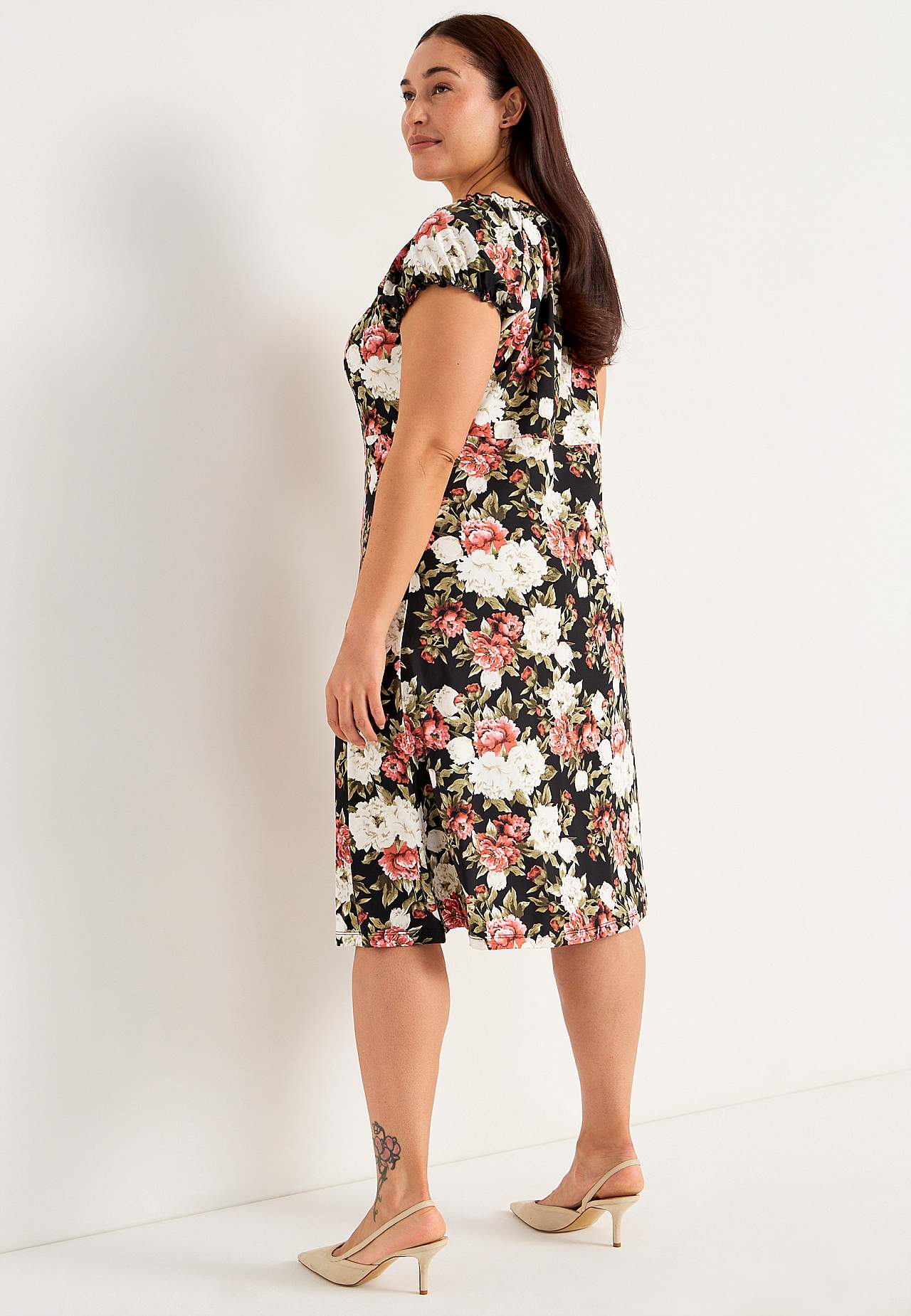 Gemustertes schulterfreies Kleid